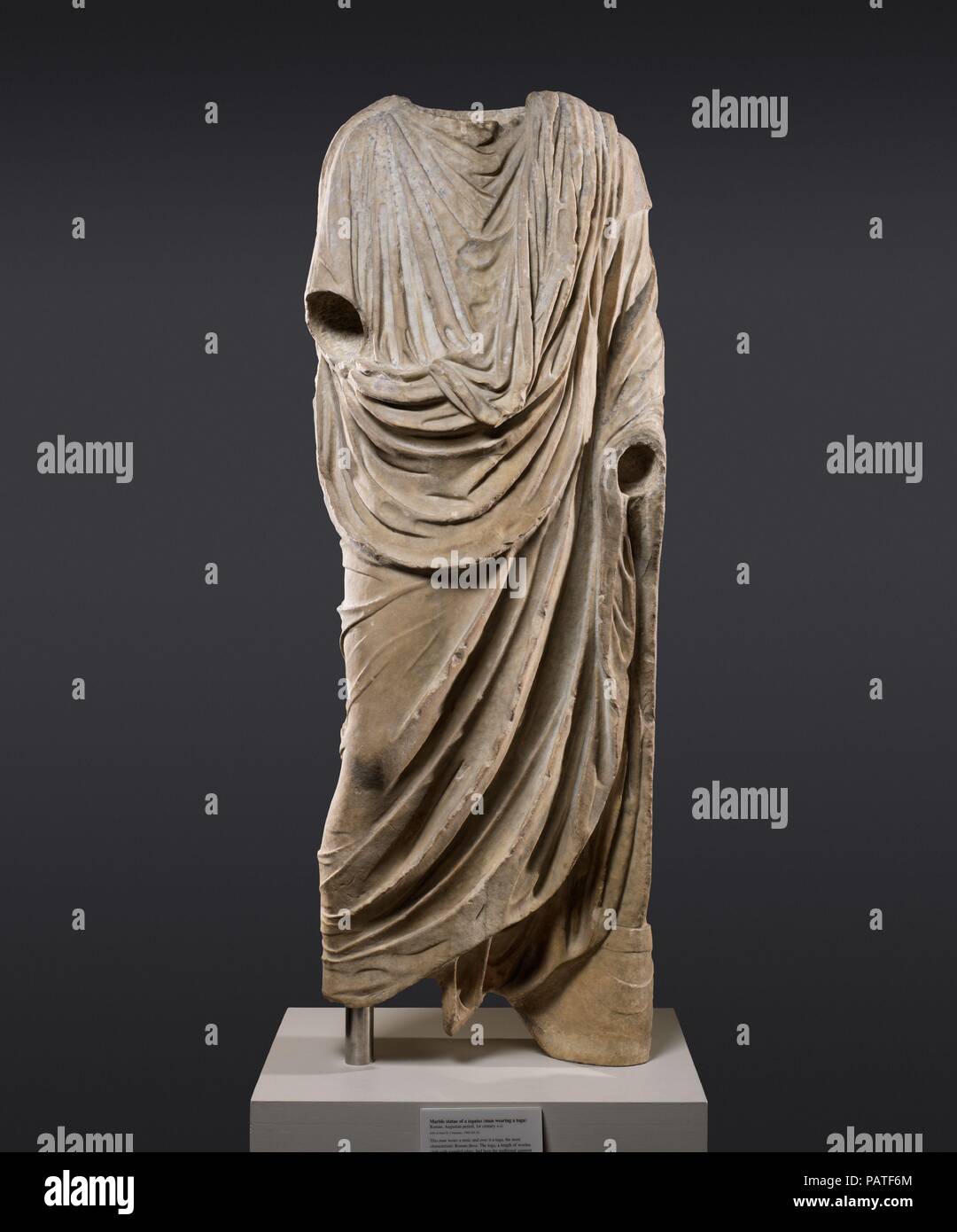 Statua in marmo di un togatus (uomo che indossa una toga). Cultura: Romano.  Dimensioni: H. 72 a. (182.9 cm.). Data: I secolo D.C.. Questo uomo indossa  una tunica e sopra di essa