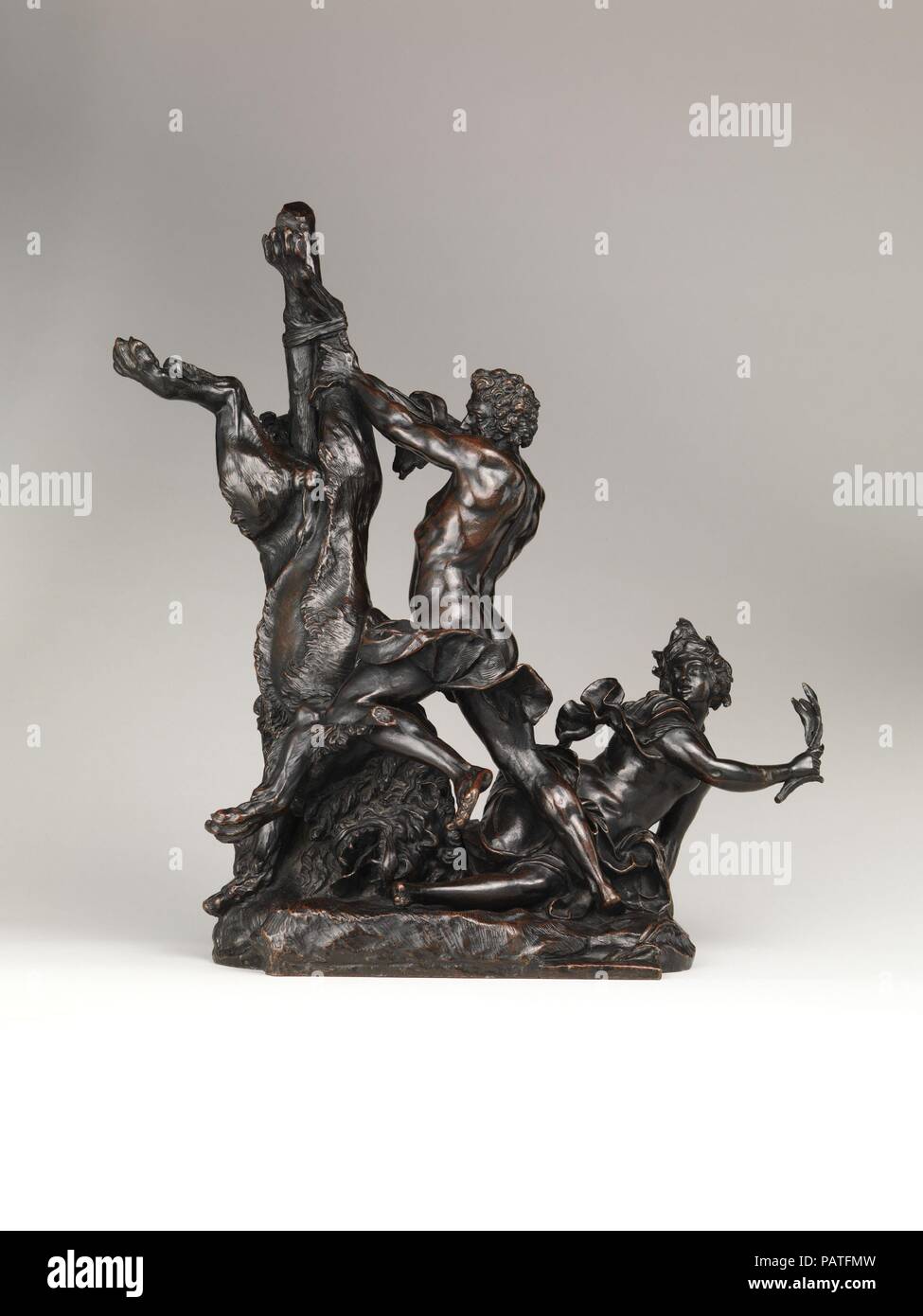 Hercules scuoiatura il leone nemeo. Artista: attribuito a François Lespingola (Francese, 1644-1705). Cultura: francese, probabilmente Parigi. Dimensioni: complessivo: [curva della coda per Hercules punta estesa], wt. Confermato: 18 × 17 × 8 7/8 in., 26,7 lb. (45,7 × 43,2 × 22,5 cm, 12,1 kg) Base: 11 1/2 x 7 1/2 in. (29,2 × 19,1 cm). Data: ca. 1675-1700. Hercules subì il leone nemeo dalla fine della sua nemesi re Eurystheus, chi ha ordinato tutti i dodici delle sue famose fatiche. Egli è spesso mostrato di wrestling con esso ma raramente se mai la spellatura dopo che uccide. La figura facendo reagire in spavento a lato è una ninfa di acqua Foto Stock