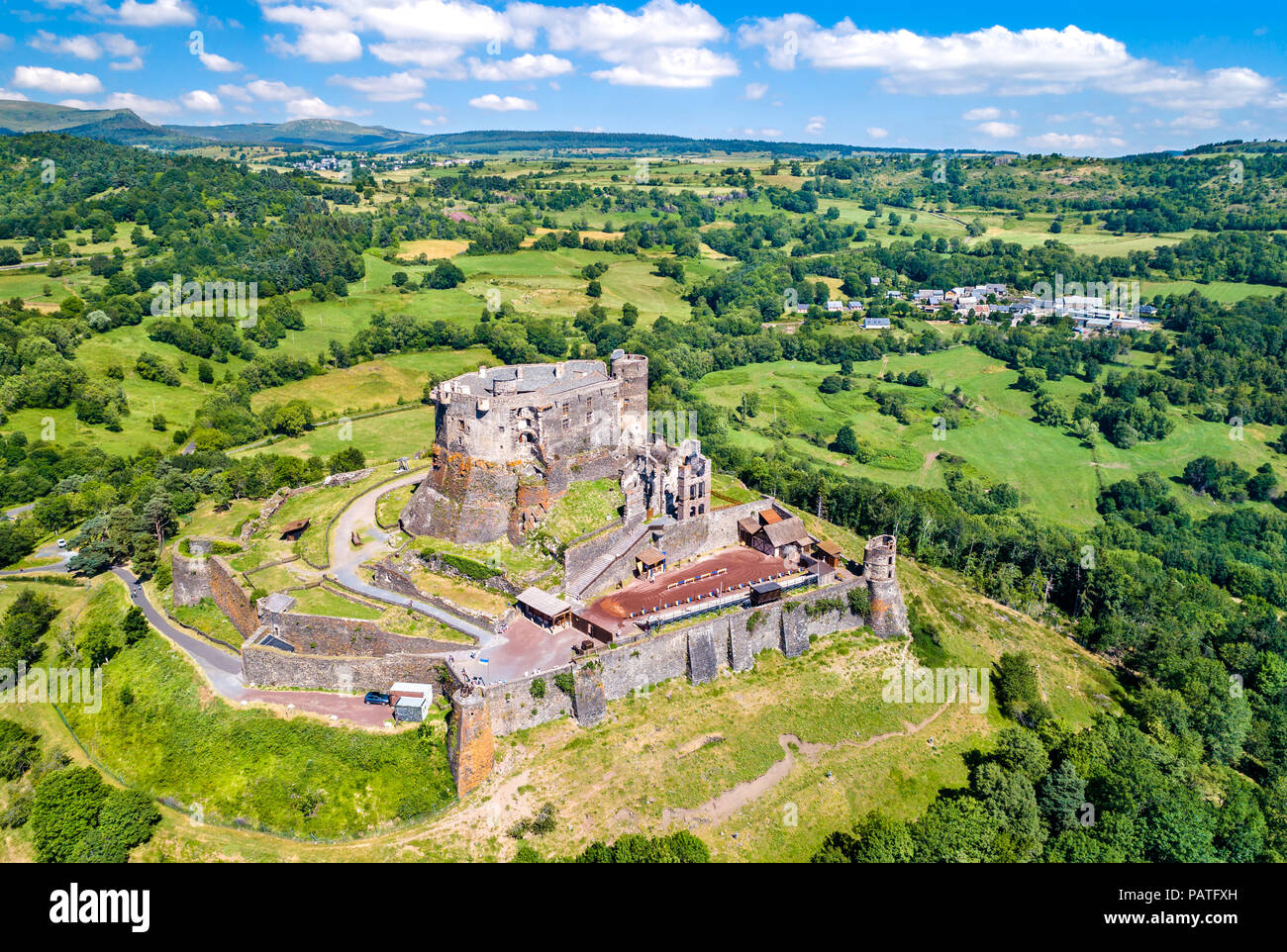 Il Chateau de Murol, un castello medievale in Puy-de-Dome dipartimento di Francia Foto Stock