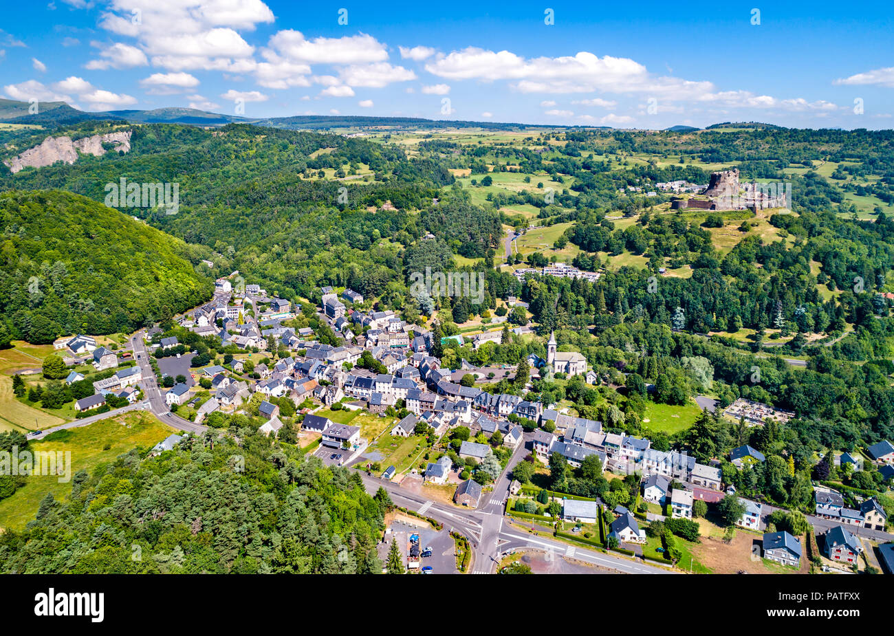 Vista di Murol, un villaggio del Puy-de-Dome dipartimento di Francia Foto Stock