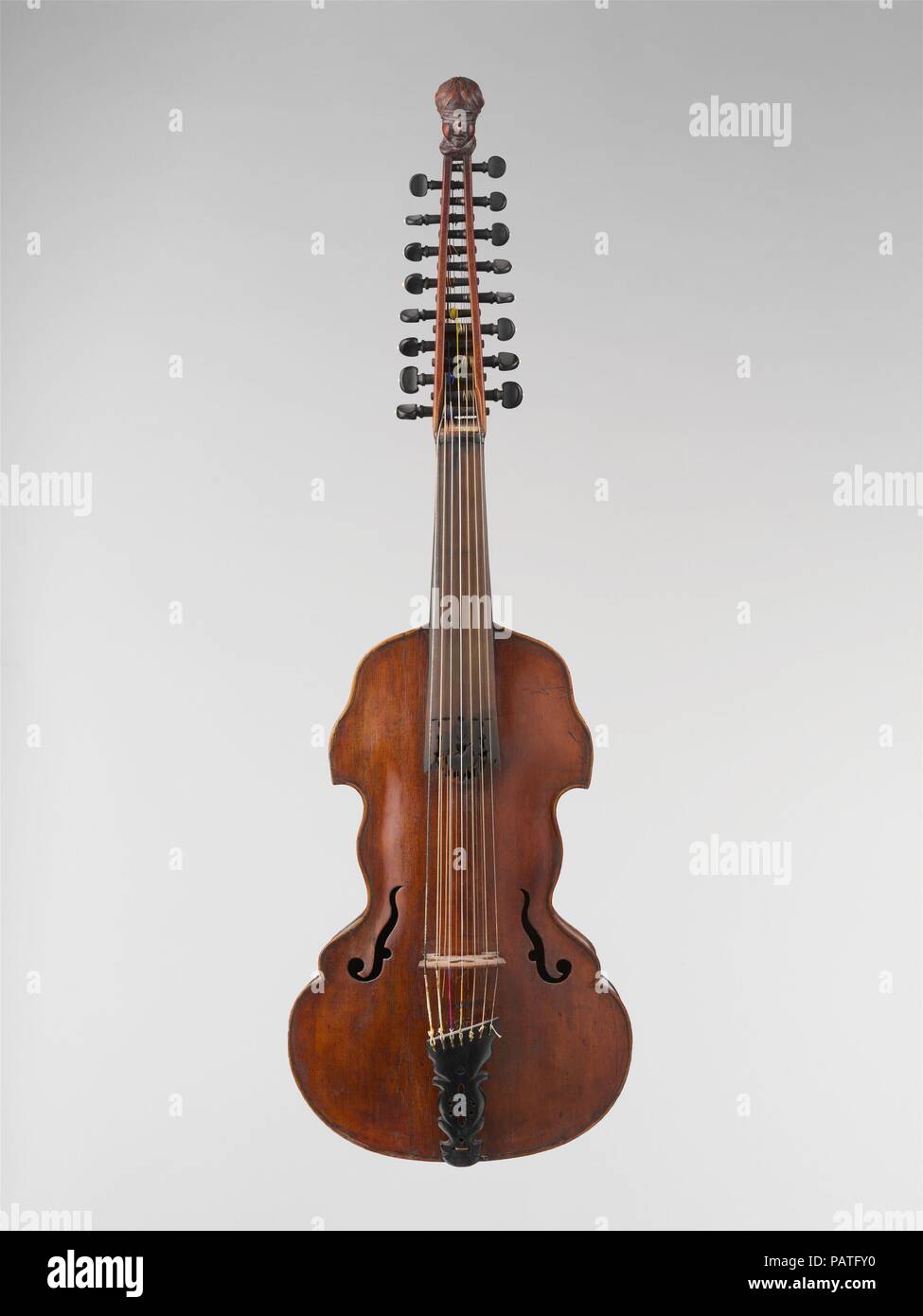 Viola d'Amore. Cultura: tedesco. Dimensioni: L. 86,5 cm (33-15/16 in.); corpo L. 42,9 cm (16-7/8 in.); si inginocchiò string L. 40,9 cm (16-1/16 in.). Autore: Paulus Alletsee (tedesco, attivo Monaco di Baviera ca. 1698, morta ca. 1738 Monaco di Baviera). Data: 1726. Viola d'amore con sette stringhe di melodia e 9 stringhe simpatico; un modello di grandi dimensioni a volte chiamato 'inglese viola.". Museo: Metropolitan Museum of Art di New York, Stati Uniti d'America. Foto Stock