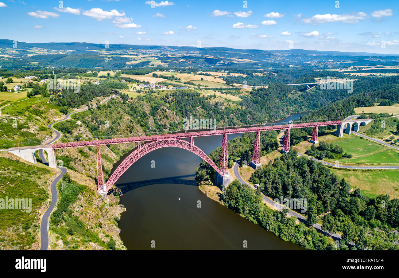 Il Viadotto di Garabit, una stazione ferroviaria arch ponte costruito da Gustave Eiffel. Cantal, Francia Foto Stock