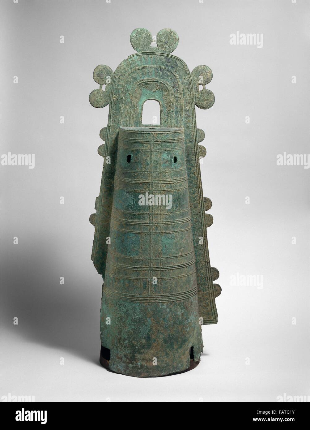 Dotaku (bronzo campana). Cultura: il Giappone. Dimensioni: H. 43 1/2 in. (110,5 cm). Data: 1a-2a secolo. Prodotte durante il tardo periodo Yayoi, il distintivo clapperless giapponese campane di bronzo noto come dotaku sono pensati per derivare da precedenti, più piccoli esempi coreano che ornavano i cavalli e altri animali domestici. Dotaku erano sepolti, singolarmente, a coppie e a grandi gruppi--occasionalmente con specchi di bronzo e armi--in luoghi isolati, spesso sulle colline, forse per garantire una comunità agricola della fertilità. Più tardi dotaku aveva pareti relativamente sottili e non avrebbe risuonato, così assum Foto Stock