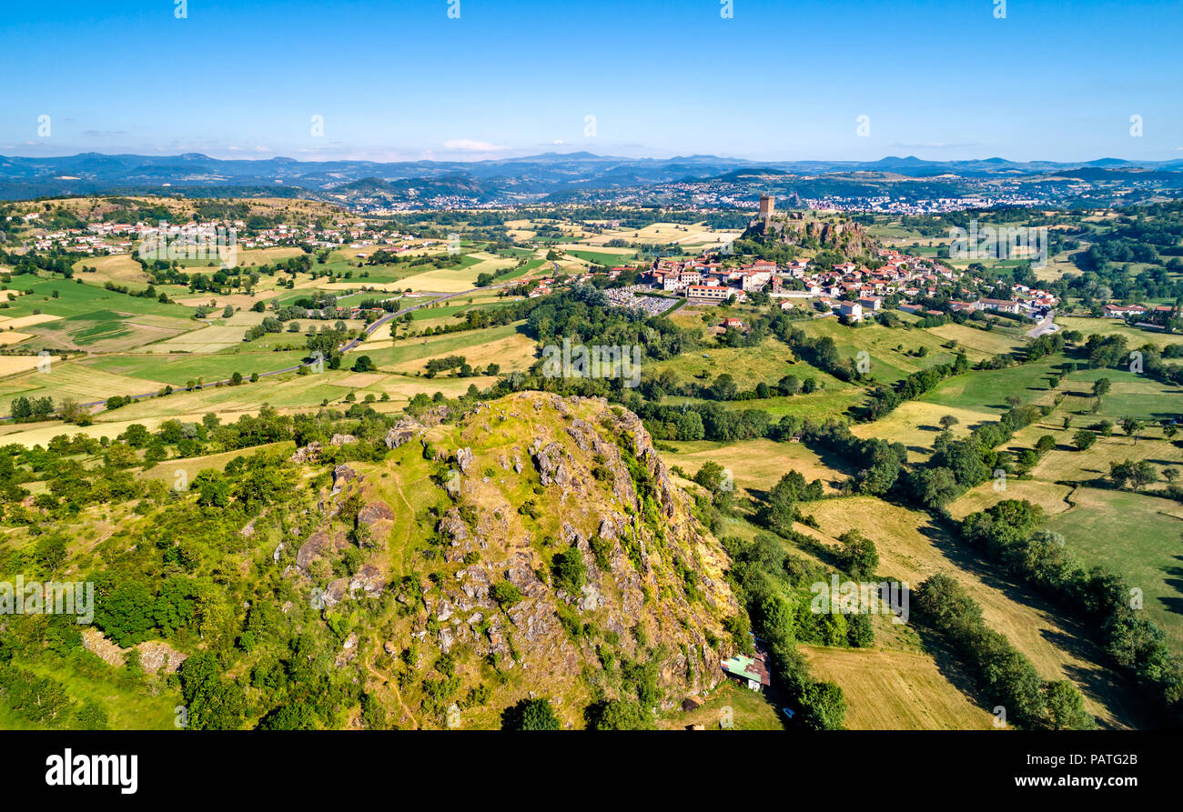 Vista di Polignac villaggio con la sua fortezza. La Haute Loire dipartimento di Francia Foto Stock