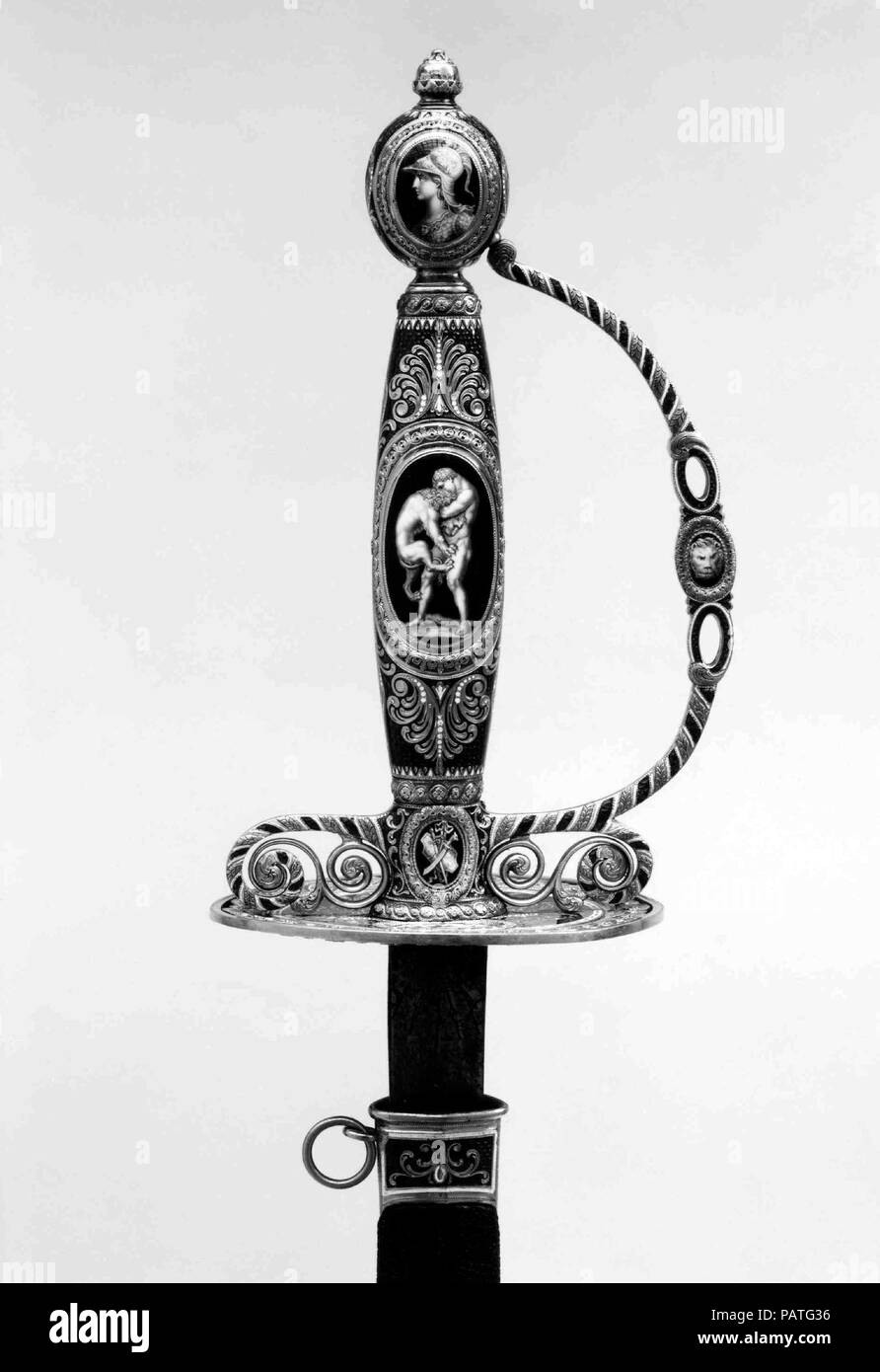 Smallsword. Cultura: British, Londra. Dimensioni: spada (a); L. 39 a. (99,1 cm); la casella (C); L. 41. (104,1 cm); W. 6 3/16 in. (15,7 cm); D. 5 1/4 in. (13,3 cm). Enameler: FIRMATO A, probabilmente per Simon Augustin Toussaint (British, Londra, attivo 1768-85). Orafo: attribuito a Giacomo Morisset (inglese, Londra, active 1768-1800). Data: ca. 1780-85. Questo elsa è strettamente correlata a un certo numero di inglese snuffboxes e altri piccoli oggetti in oro con smalti neoclassico in grisaille. Lo smalto con Hercules soffoca il leone nemeo (sul retro dell'impugnatura) è firmato a, probabilmente per ago Foto Stock