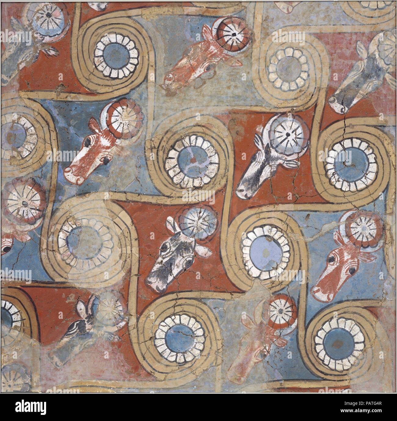 Soffitto dipinto dal palazzo di Amenhotep III. Dimensioni: h. 140 cm (55 1/8 in); w. 140 cm (55 1/8 in.). Dynasty: Dynasty 18. Regno: regno di Amenofi III. Data: ca. 1390-1353 A.C. Gli edifici importanti nel complesso del palazzo di Amenhotep III a Malqata vennero abbelliti con pavimento, parete e soffitto dipinti. Questa restaurata parzialmente la sezione di un soffitto dipinto fu scoperto disteso a faccia in su in una camera adiacente al King's bedchamber. Il motivo è costituito da un modello di ripetizione di Rosetta-riempito in esecuzione spirali alternati con bucrania (ox teschi). Simili modelli da soffitto, entrambi painte Foto Stock