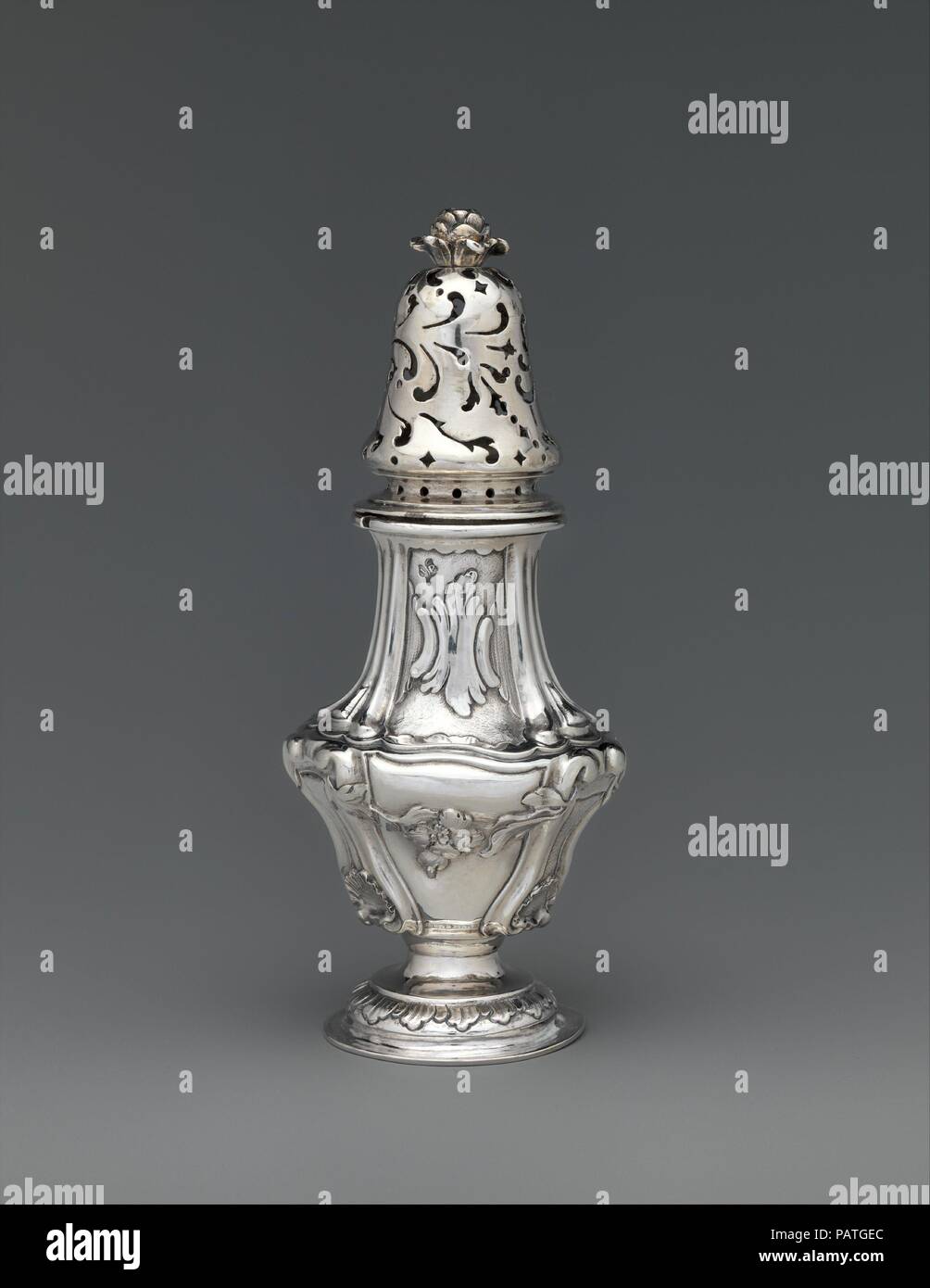 Ruota orientabile. Cultura: Ungherese, Pest. Dimensioni: complessivo: 6 7/8 x 2 1/4 in. (17,5 x 5,7 cm). Autore: Josephus Pasperger io (attivo 1762, morto 1791). Data: ca. 1765. Lo zucchero è stata una merce rara nel diciottesimo secolo e spesso circondato da cerimonia. Lo zucchero della ruota orientabile, acc. n. 2010.110.59a, b, con la sua cupola forata coperchio, forma una coppia corrispondente con la senape pot, 2010.110.60, con il suo coperchio incernierato e uno slot per un mestolo. Imposta come questa erano molto rare nel continente europeo, il che può indicare che il Goldsmith o patrono ha familiarità con la lingua inglese argento, dove questi tipi erano più comuni. Foto Stock