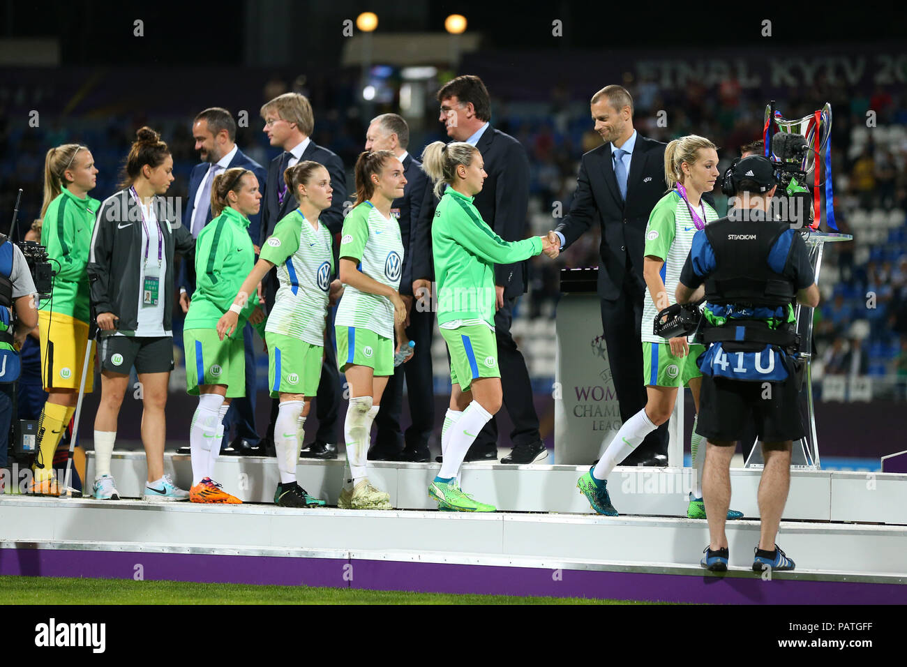 Kiev, Ucraina - 24 Maggio 2018: VfL Wolfsburg squadra femminile prendendo le medaglie per il secondo posto come finalisti in femminile UEFA Champions League Wolfsburg-L Foto Stock