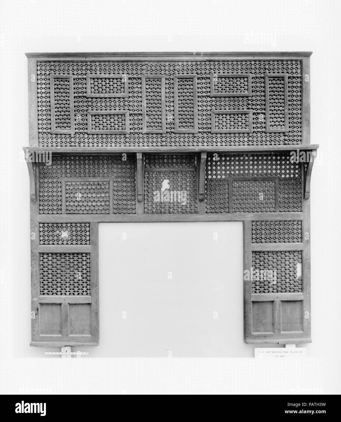 Schermo Mashrabiyya. Dimensioni: H. 84 a. (213,4 cm) W. 84 a. (213,4 cm) D. 12 a. (30,5 cm). Data: XV-XVI secolo. Questa è una girata di reticolo schermata di lavoro chiamato mashrabiyya. I grandi pannelli una volta formata una finestra architettonica di una casa nel tardo medievale o pouf in Egitto. I pannelli illustrano due differenti tipi di mashrabiyya-tecniche di realizzazione. Il salibi o a forma di croce si è mostrato in entrambe le metà e i pannelli di piccole dimensioni. Il maymoun, il significato di "beata", tecnica è mostrata sul pannello superiore. Museo: Metropolitan Museum of Art di New York, Stati Uniti d'America. Foto Stock