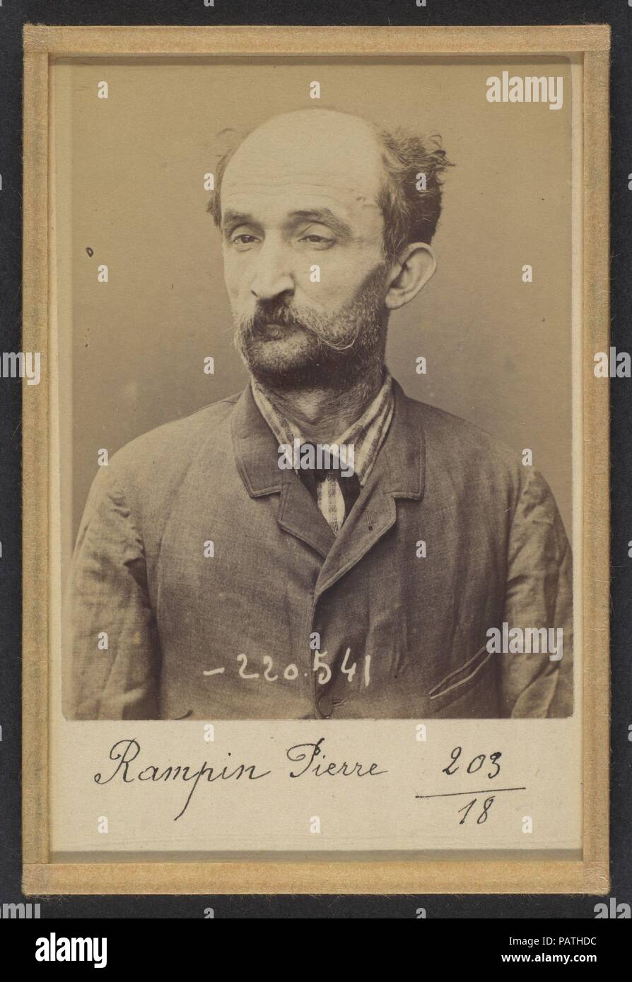 Rampin. Pierre. 3/7/94. Artista: Alphonse Bertillon (Francese, 1853-1914). Dimensioni: 10,5 x 7 x 0,5 cm (4 1/8 x 2 3/4 x 3/16 in.). Data: 1894. Nato in una famiglia di illustri scienziati e studiosi di statistica, Bertillon ha iniziato la sua carriera come un impiegato dell'Ufficio di identificazione della Parigi Prefettura di Polizia nel 1879. Con il compito di mantenere affidabile di polizia record dei trasgressori, ha sviluppato il primo sistema moderno di identificazione criminale. Il sistema, che divenne noto come Bertillonage, aveva tre componenti: misurazioni antropometriche, precisa descrizione verbale del prigioniero di physic Foto Stock