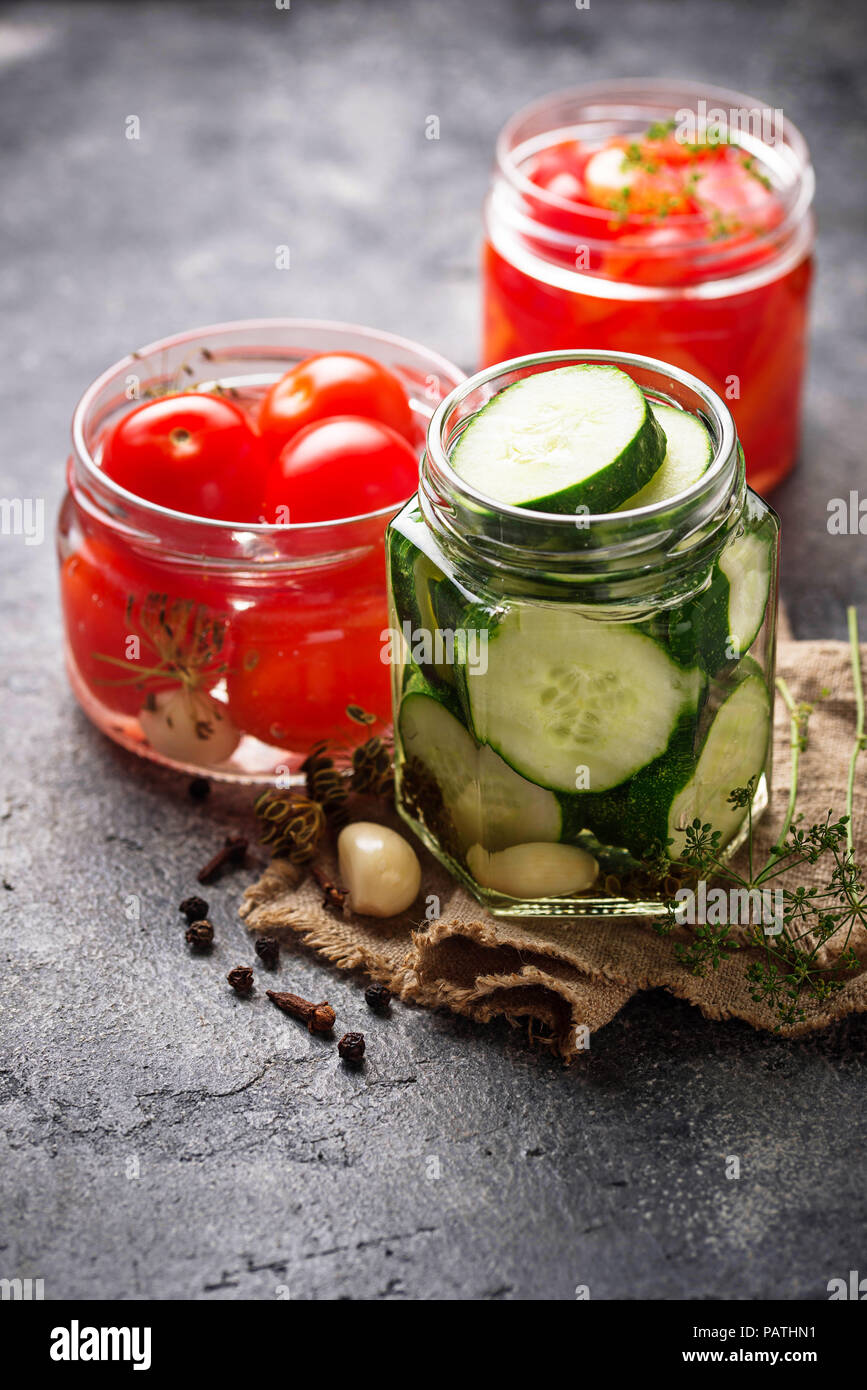 Assortimento di verdure sott'olio in vasi Foto Stock