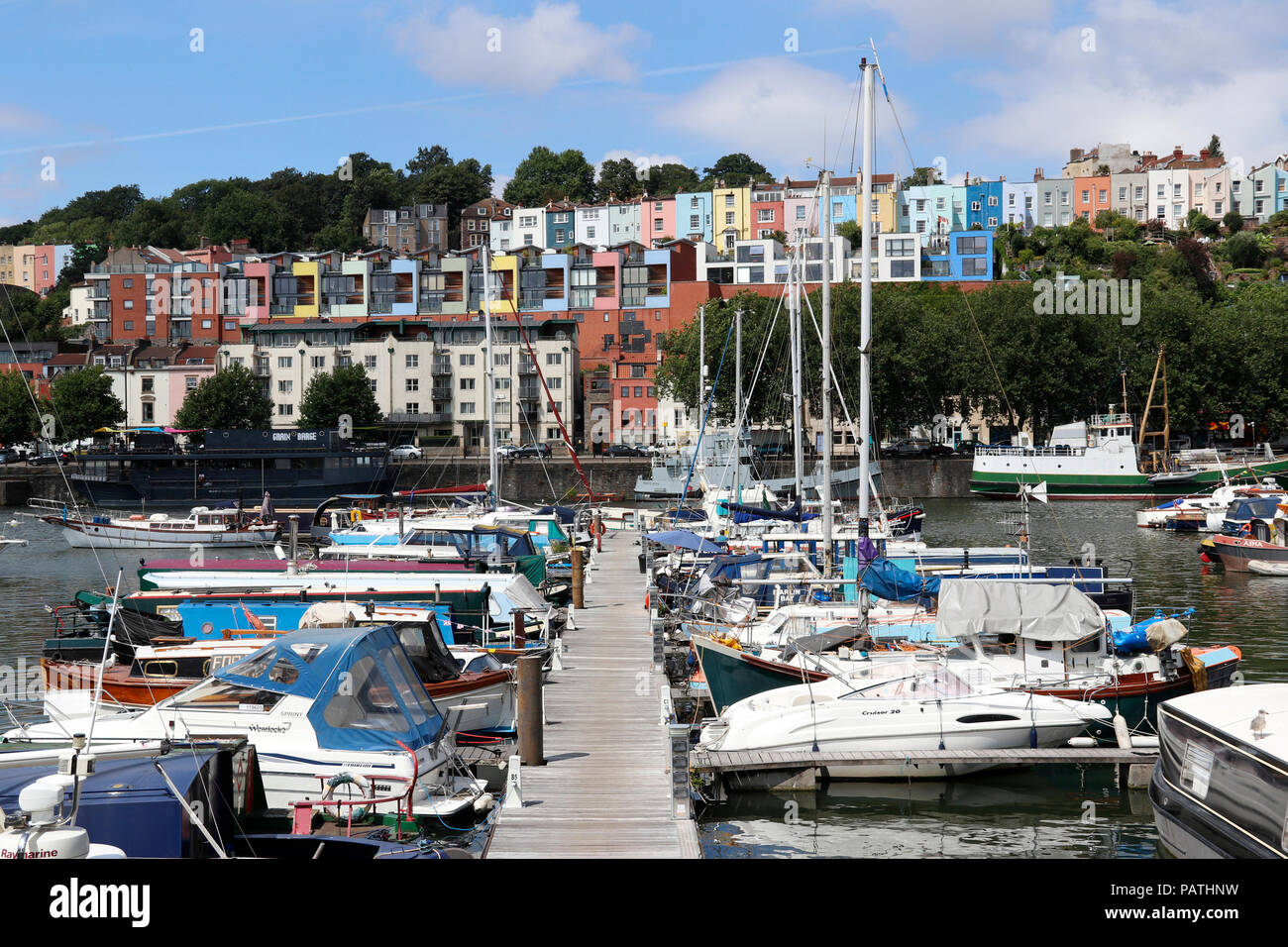 Le colorate case a schiera di Cliftonwood come visto da Bristol's Floating Harbour Foto Stock