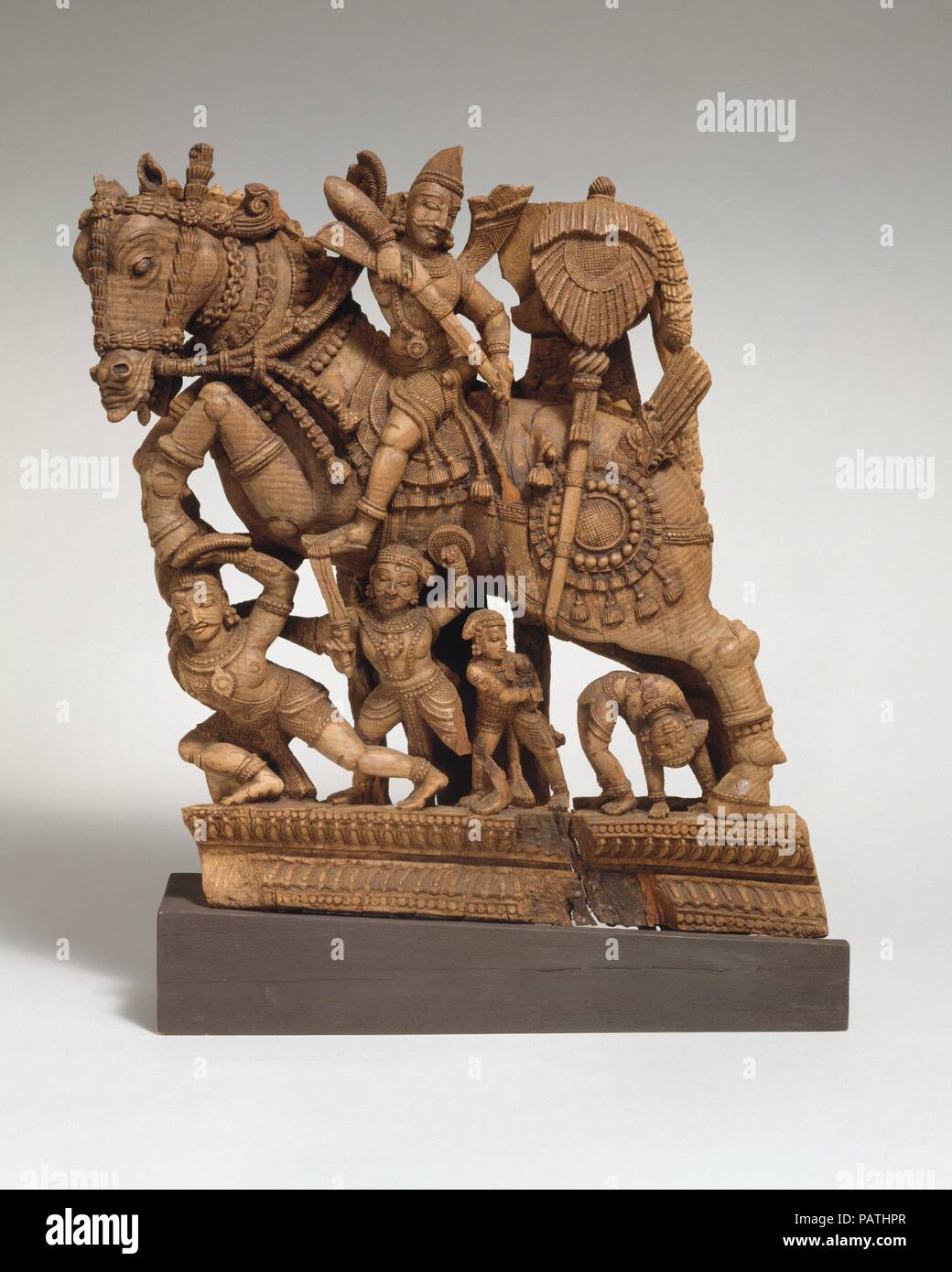 Il pannello da un carro rituale: un guerriero a cavallo. Cultura: India (Tamil Nadu). Dimensioni: H. 22 1/16 in. (56 cm); W. 22 1/2 in. (57,1 cm). Data: XVII - XVIII secolo. Museo: Metropolitan Museum of Art di New York, Stati Uniti d'America. Foto Stock