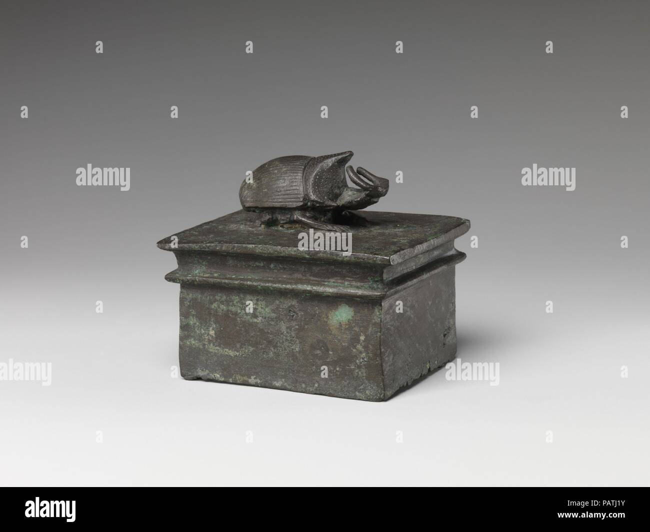 Scarabeo rinoceronte box. Dimensioni: h. 6.4 cm (2 1/2 in); l. 7 cm (2 3/4 in); w. 5,9 cm (2 5/16 in.). Data: 664-30 A.C.. Questo piuttosto sinistre cornuto creatura sembra rappresentare il rinoceronte beetle, Oryctes nascicarnis, che è nativo della regione mediterranea. Il piccolo sarcofago di bronzo che custodisce una volta ha tenuto un coleottero mummia, anche se non necessariamente della stessa specie. In imbalsamazione Coleotteri, come in tutti gli animali, mummificazione gli egiziani del periodo tardo e tolemaico e romana ha dato forma tangibile per la loro convinzione che tutti gli animali grandi e piccoli sono stati incarnazioni del divino. Mu Foto Stock