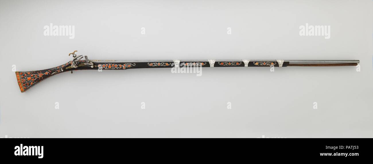 Pistola Miquelet. Cultura: lock e stock, algerini; cilindretto, europeo. Dimensioni: L. 76 1/2 in. (194,4 cm); L. canna 60 1/4 in. (153.0 cm); Cal. 0,64 in. (16,3 mm); Wt. 10 lb. 9 oz. 4799.0 (g). Data: lock e stock datata A.H. 1172/D.C. 1758-59; cilindretto, XVIII secolo. Coral-intarsiata armi da fuoco sono una specialità di algerine e tunisine gunmakers nel XVIII secolo. A forma di placche di corallo sono stati montati in un quadro di argento per creare una decorazione colorata. Il dey di Algeri ha presentato esempi di governanti europei come parte della sua nazione di negoziati commerciali e il bey di Tunisi ha presentato uno a presi Foto Stock
