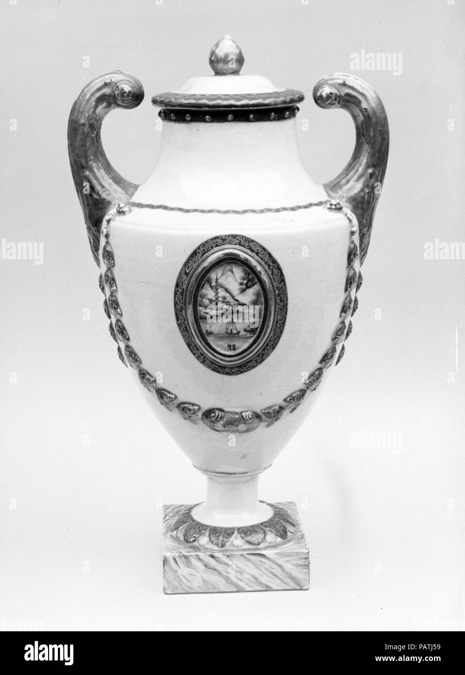 Vaso coperta. Cultura: Cinese. Dimensioni: H. 14 3/4 in. (37,5 cm). Data: 1785-1815. Museo: Metropolitan Museum of Art di New York, Stati Uniti d'America. Foto Stock