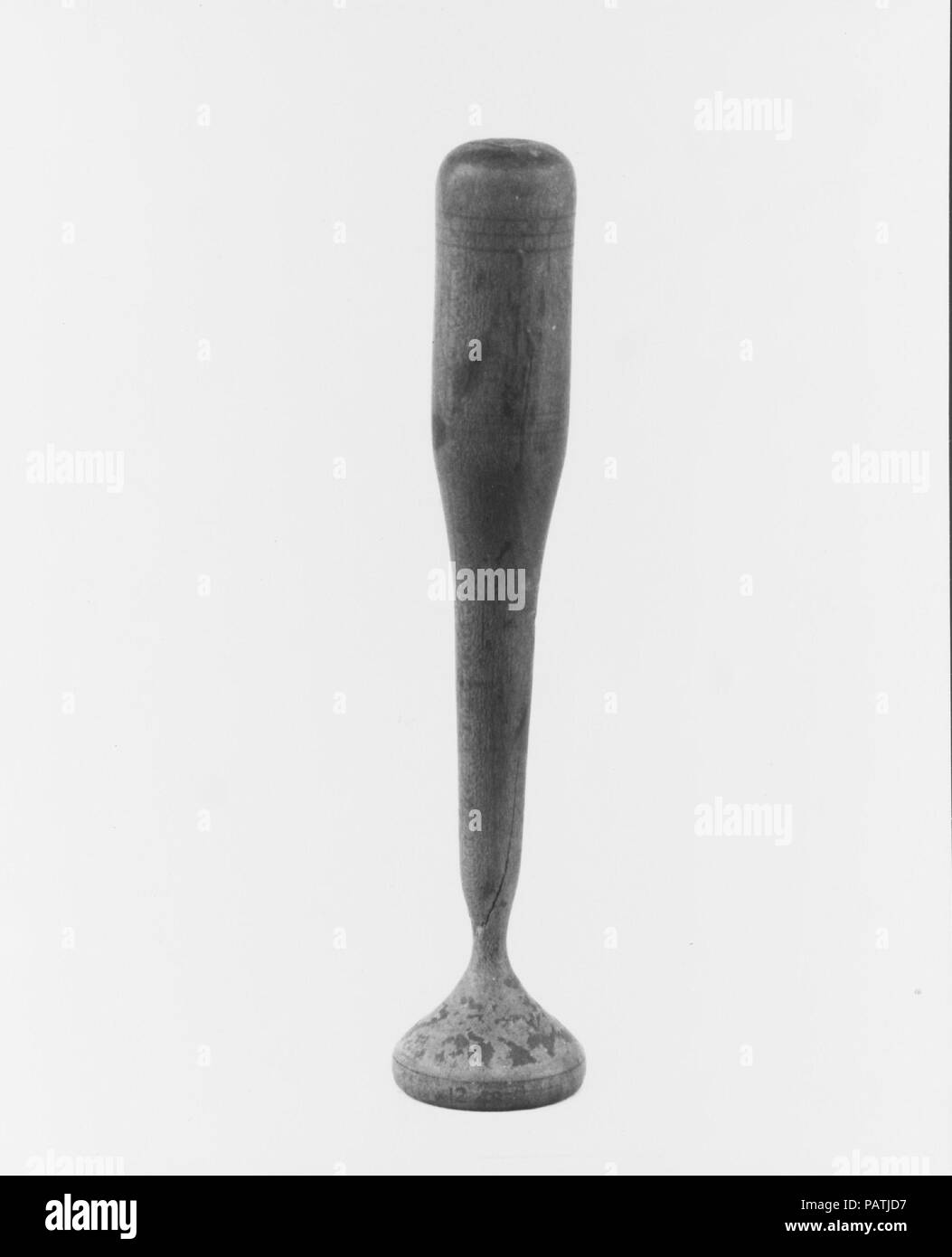 Stick per una ruota di filatura. Dimensioni: H. 7 3/8 in. (18,7 cm). Data: 1700-1800. Museo: Metropolitan Museum of Art di New York, Stati Uniti d'America. Foto Stock