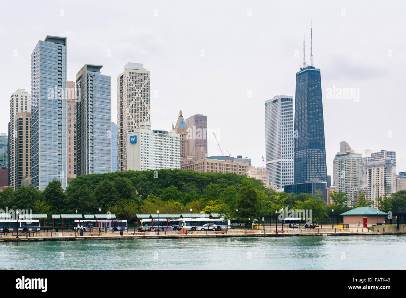 Una vista sullo skyline di Chicago dal Navy Pier di Chicago, Illinois. Foto Stock