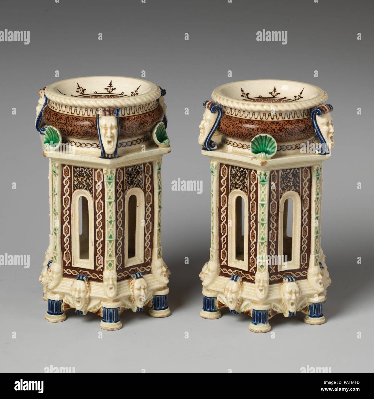 Coppia di sali. Artista: Charles Toft (active ca. 1868-1882). Cultura: British, Stoke-on-Trent, Staffordshire. Dimensioni: globale (.1, wt. confermata): 5 1/4 × 3 3/16 in., 1 lb. (13,3 × 8,1 cm, 0,5 kg); globale (.2, wt. confermata): 5 3/16 x 3 1/4 in., 1 lb. (13,2 × 8,3 cm, 0,5 kg). Factory: Minton(s) (British, Stoke-on-Trent, 1793-presente). Data: 1870s. Museo: Metropolitan Museum of Art di New York, Stati Uniti d'America. Foto Stock