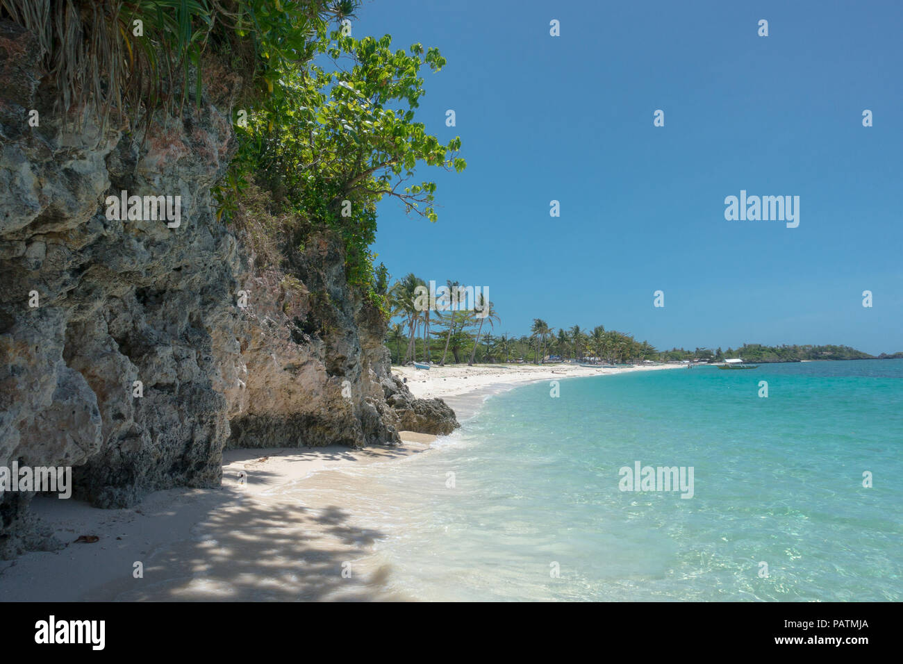 Caletta rocciosa nascosta sul bordo della spiaggia Langob, Malapascua - Cebu Foto Stock