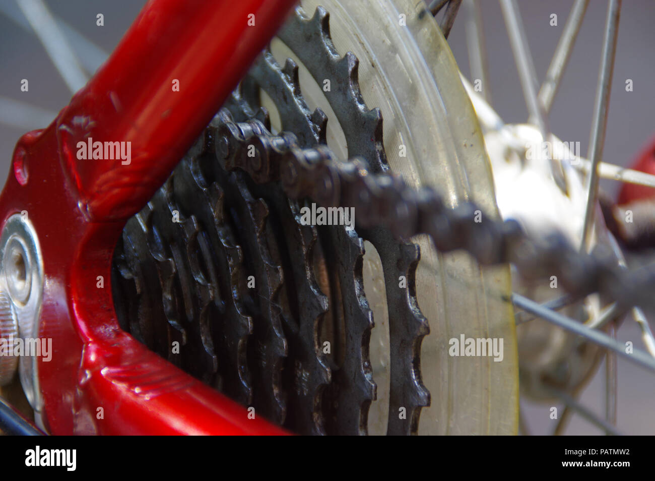Deragliatore di bicicletta in vista ravvicinata. Catena di bicicletta e i dettagli di ingranaggio. Foto Stock