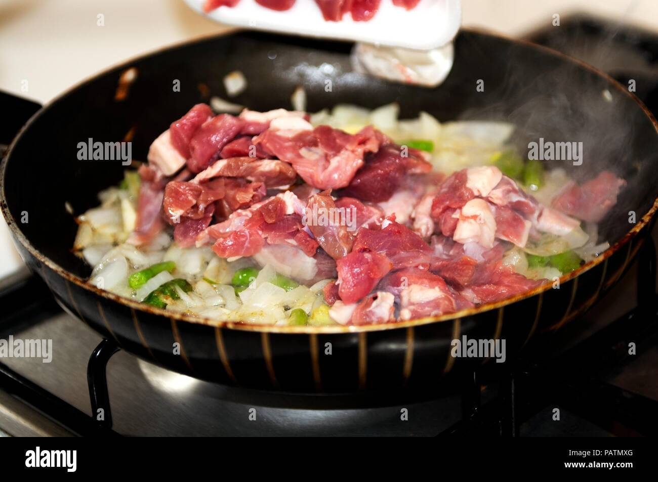 La cottura di carne di agnello Foto Stock