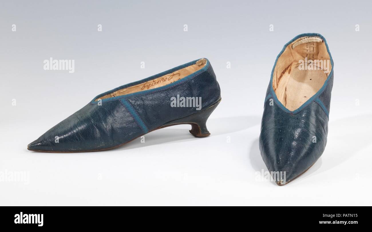 Pantofole. Cultura: probabilmente inglesi. Data: 1795-1810. La transizione  dalle scarpe con i tacchi alti del xviii secolo alla superficie piana del  XIX secolo stili è esemplificato da questa coppia di colorato delicatamente