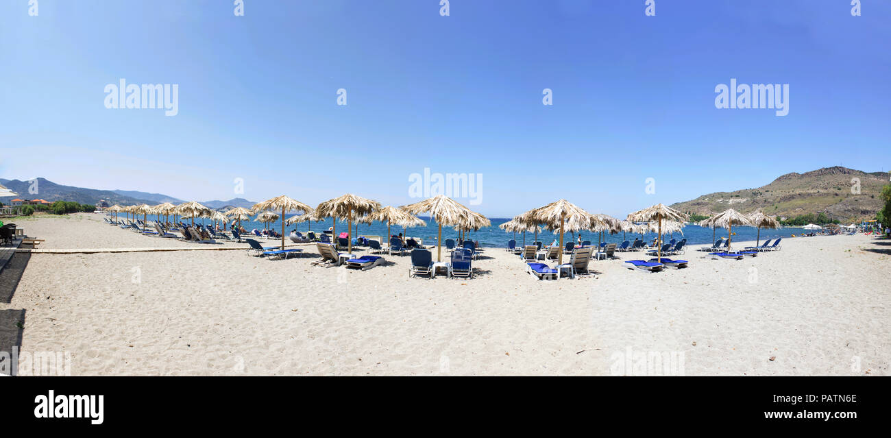 Panorama shot della spiaggia di Petra in Lesvos Foto Stock