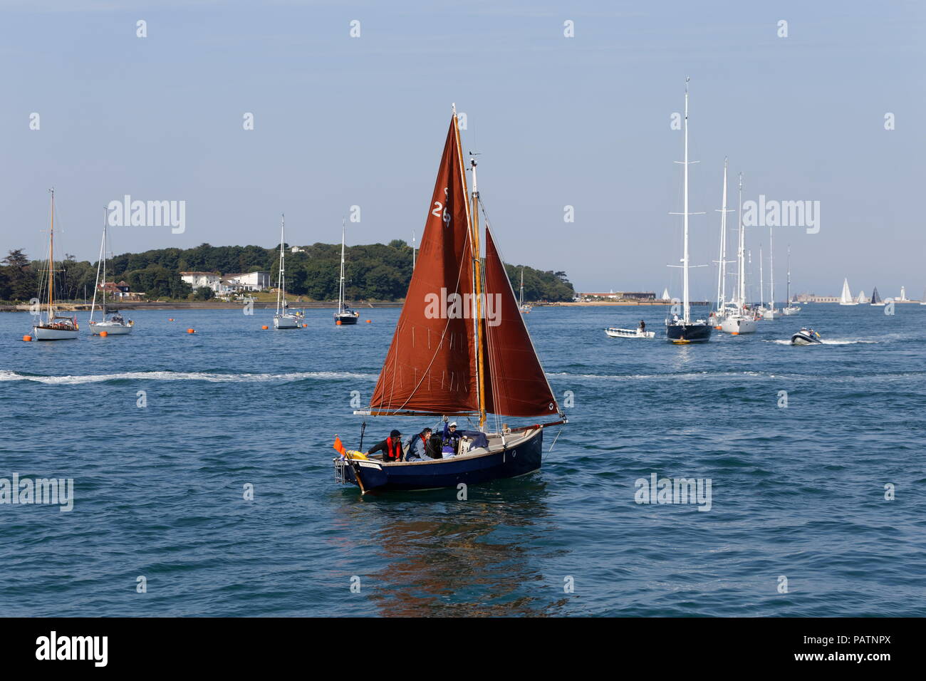 Barca a vela a vele spiegate Yarmouth Isle of Wight Hampshire Foto Stock