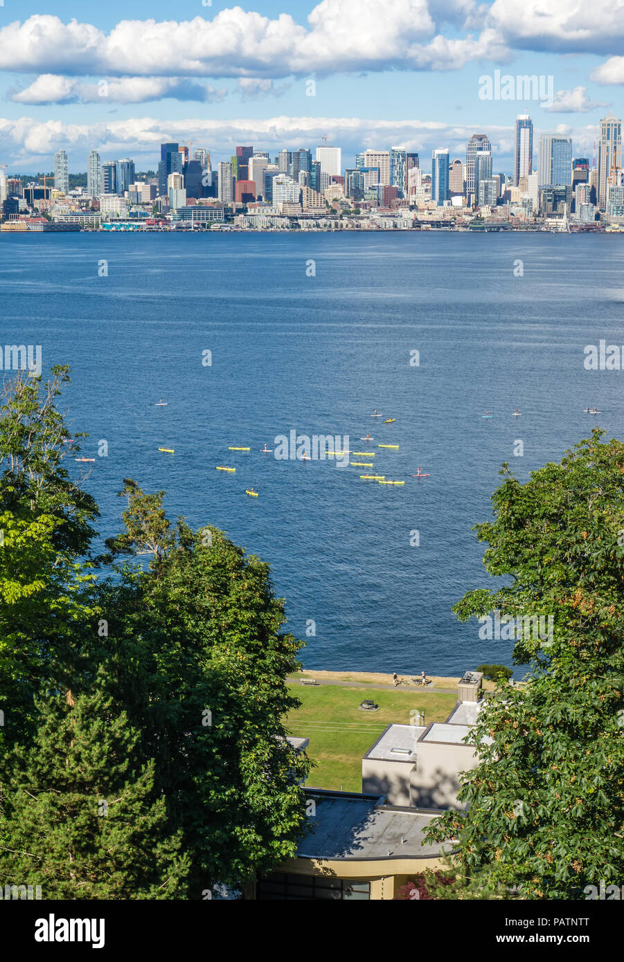 Una vista della skyline di Seattle e kayakers. Foto Stock
