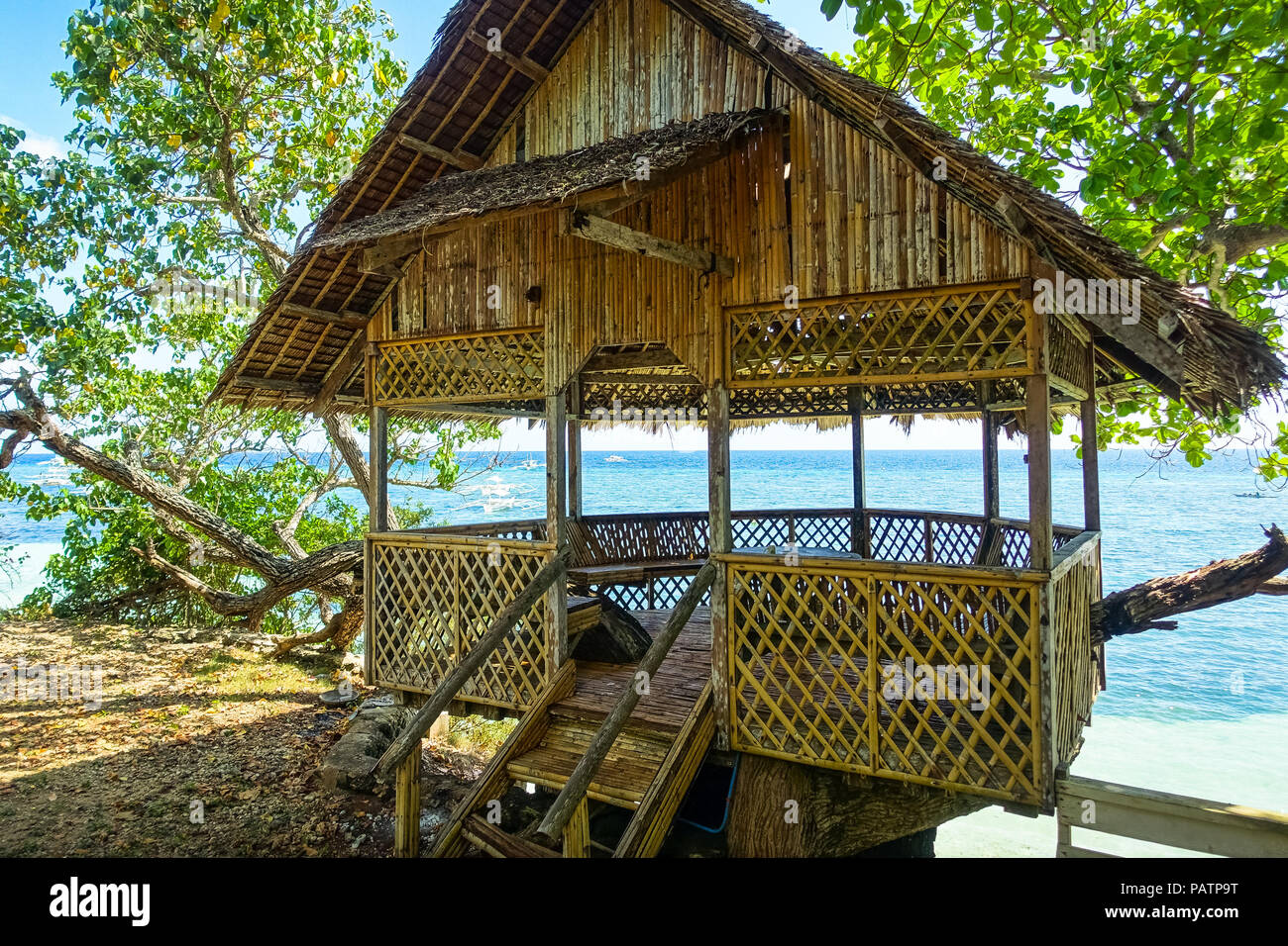 In stile nativo bamboo Beach Hut per ombra su Alona Beach, Panglao - Bohol - Filippine Foto Stock