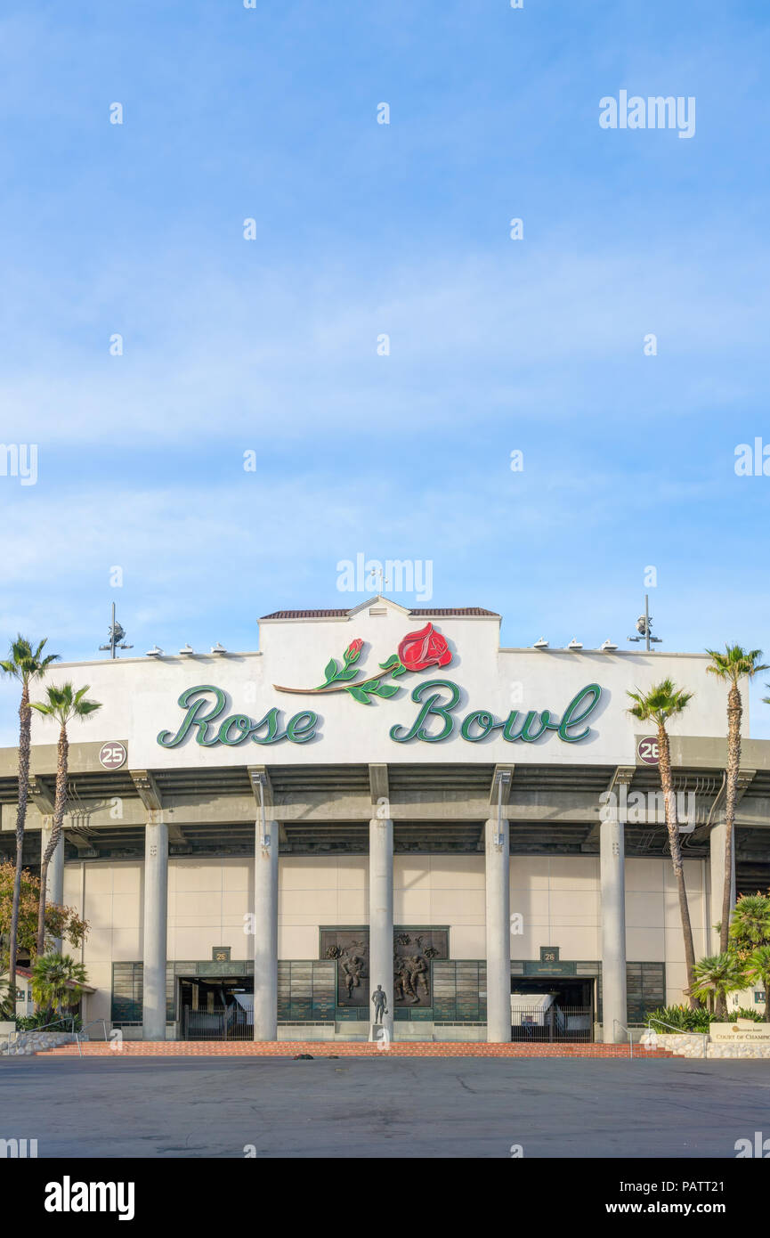 PASADENA, CA/STATI UNITI D'America - 7 gennaio 2018: Rose Bowl Stadium e il logo. Il Rose Bowl è un Stati Uniti outdoor athletic stadium. Foto Stock