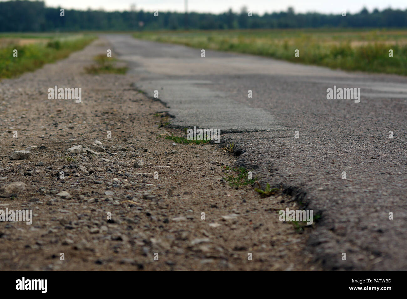 Non ogni strada è buona e lunga vita... Che strada ha visto un sacco. Foto Stock