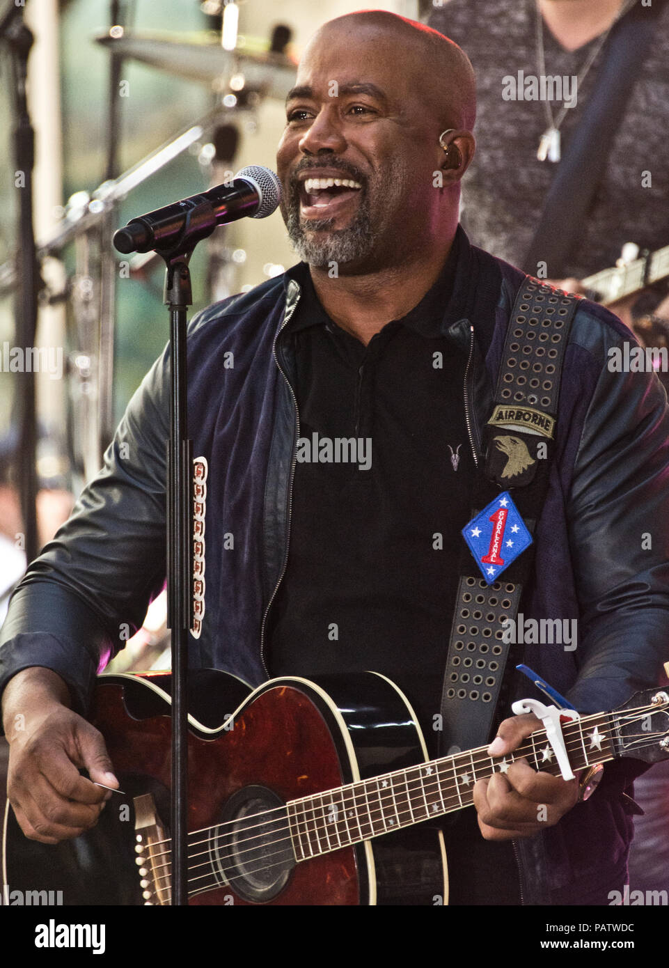 New York, NY, STATI UNITI D'AMERICA. 25 Maggio, 2018. Singer-Songwriter americano Darius Rucker esegue su NBC's "oggi" Estate mostra una serie di concerti presso il Rockefeller Plaza. Foto Stock