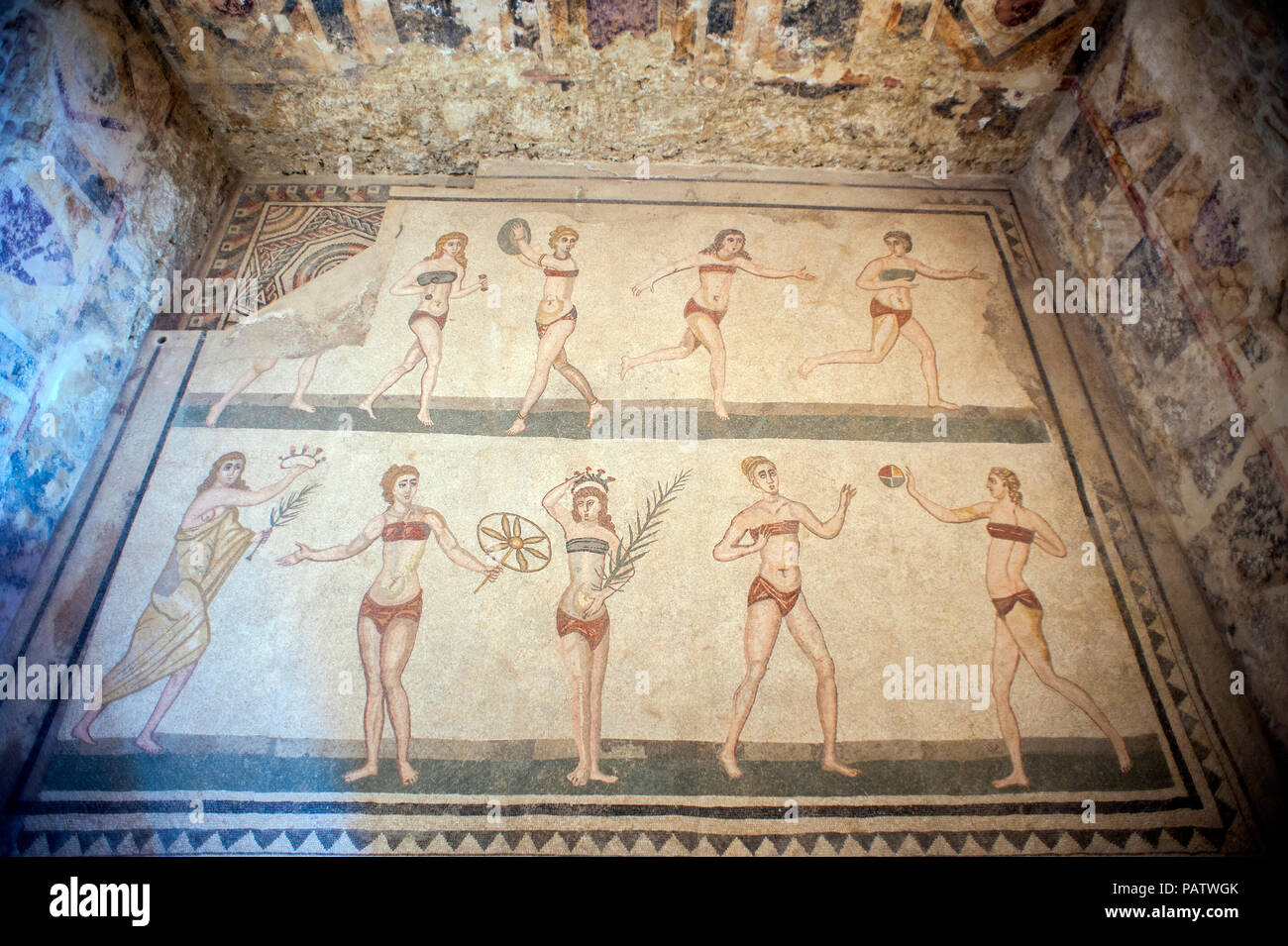 Il bikini ragazze, altrimenti noto come dieci donna atletica, mozaic al iv secolo la Villa Romana del Casale, antica villa romana in Sicilia. Foto Stock