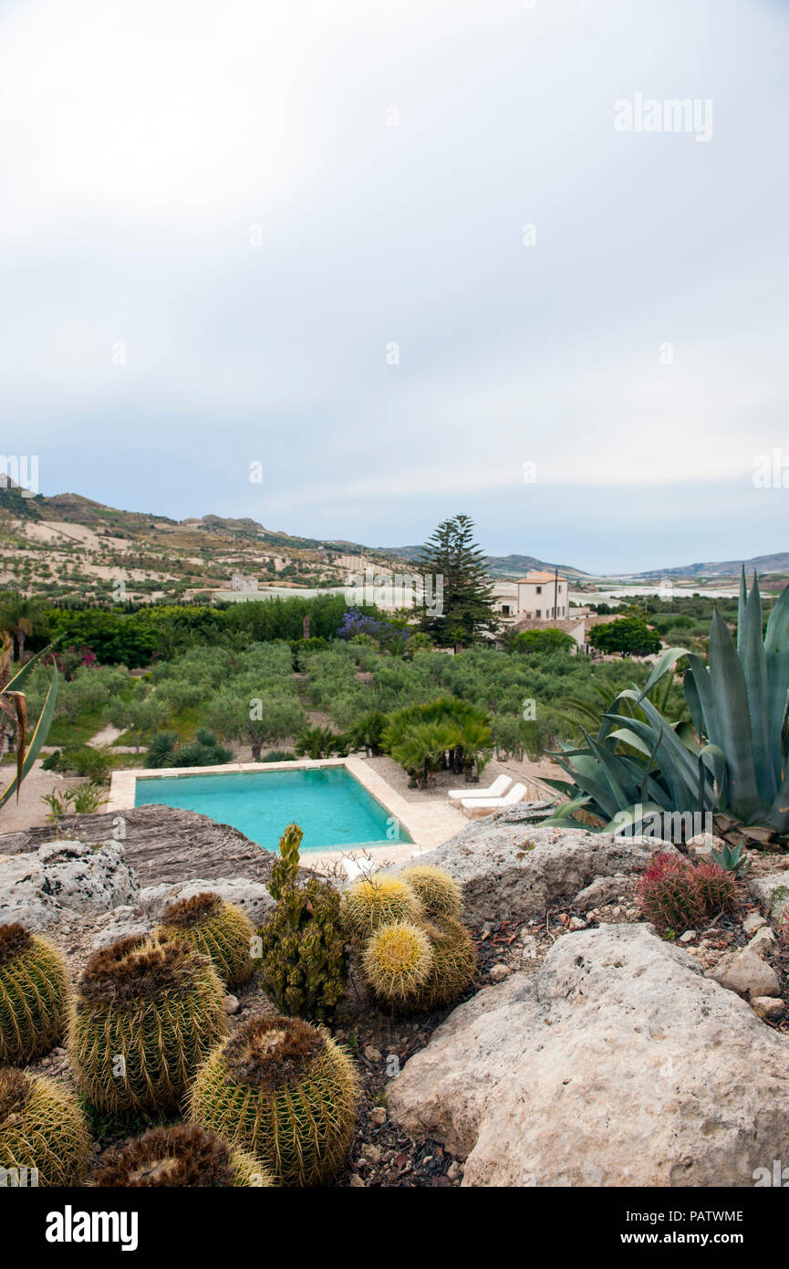 La piscina e i giardini a Azienda Agricola Mandranova, un agriturismo hotel e di lavoro fattoria di oliva al di fuori della città di Agrigento in Sicilia meridionale. Foto Stock