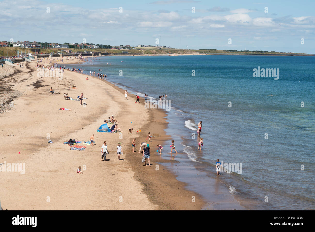 Per coloro che godono di un sole estivo a Whitley Bay beach, a nord-est dell' Inghilterra, Regno Unito Foto Stock