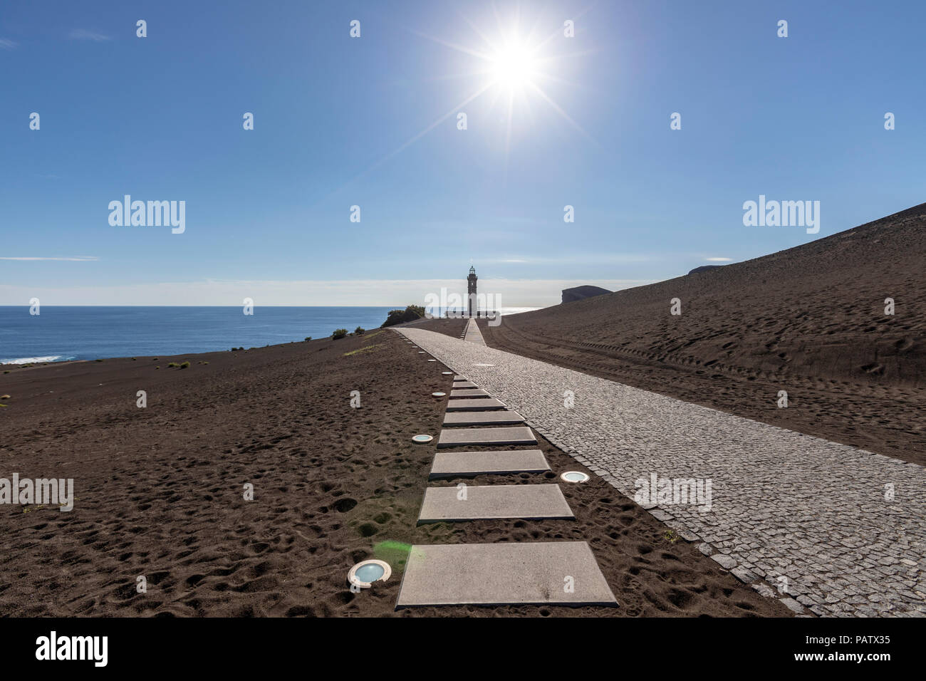 Faro e il Centro Visitatori, Ponta dos Capelinhos, isola di Faial, Azzorre, Portogallo Foto Stock