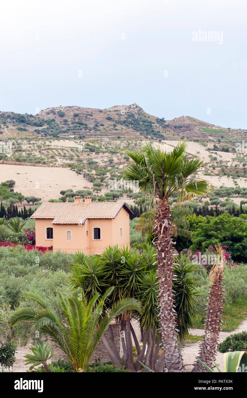 I giardini di Azienda Agricola Mandranova, un agriturismo hotel e di lavoro fattoria di oliva al di fuori della città di Agrigento in Sicilia meridionale. Foto Stock