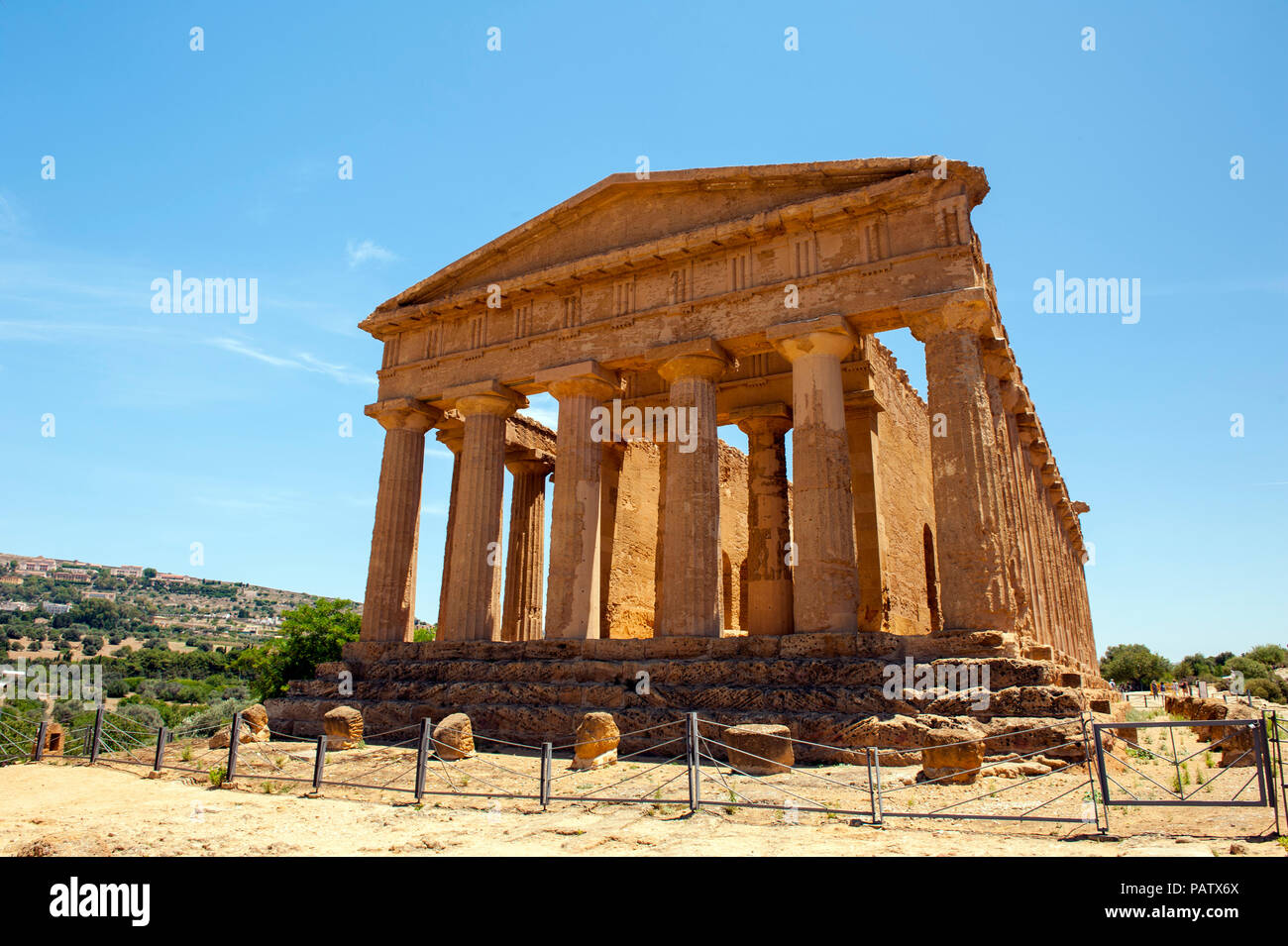 I turisti al Tempio della Concordia nella Valle dei Templi, un greco antico sito archeologico al di fuori della città di Agrigento in Sicilia meridionale. Foto Stock