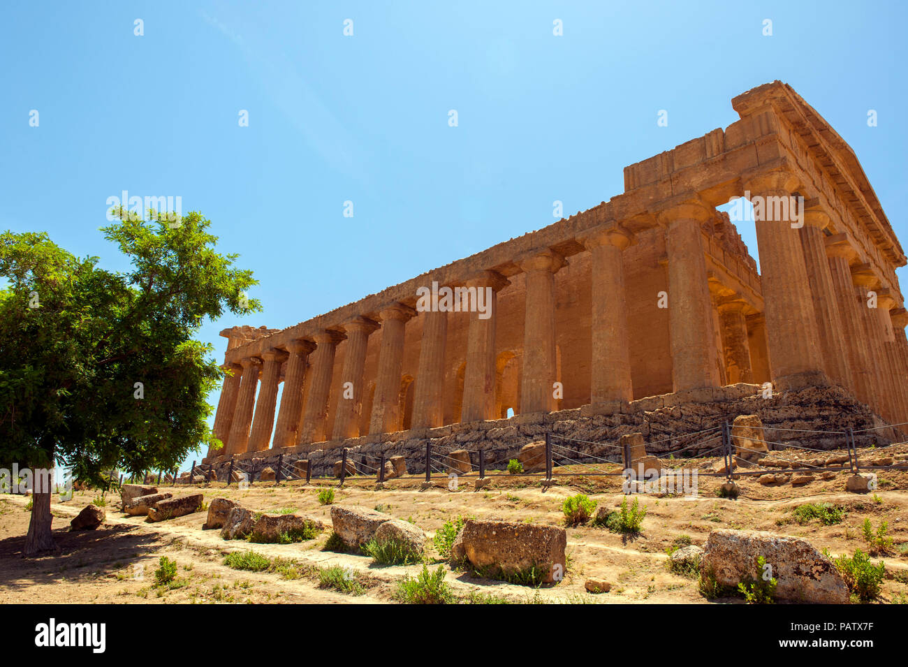 I turisti al Tempio della Concordia nella Valle dei Templi, un greco antico sito archeologico al di fuori della città di Agrigento in Sicilia meridionale. Foto Stock