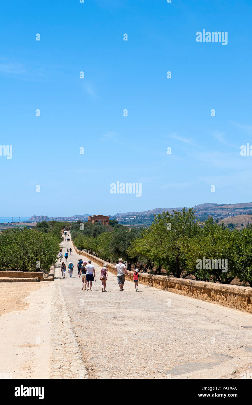 I turisti della Valle dei Templi, un greco antico sito archeologico al di fuori della città di Agrigento in Sicilia meridionale. Foto Stock