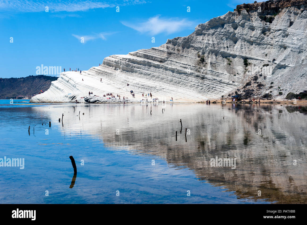 Sun-panettieri a Scala dei Turchi, o le scale dei turchi a Realmonte, sud della Sicilia, Italia. La scala è formata da Marl, una roccia sedimentaria. Foto Stock