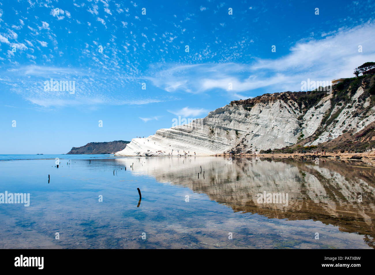 Sun-panettieri a Scala dei Turchi, o le scale dei turchi a Realmonte, sud della Sicilia, Italia. La scala è formata da Marl, una roccia sedimentaria. Foto Stock