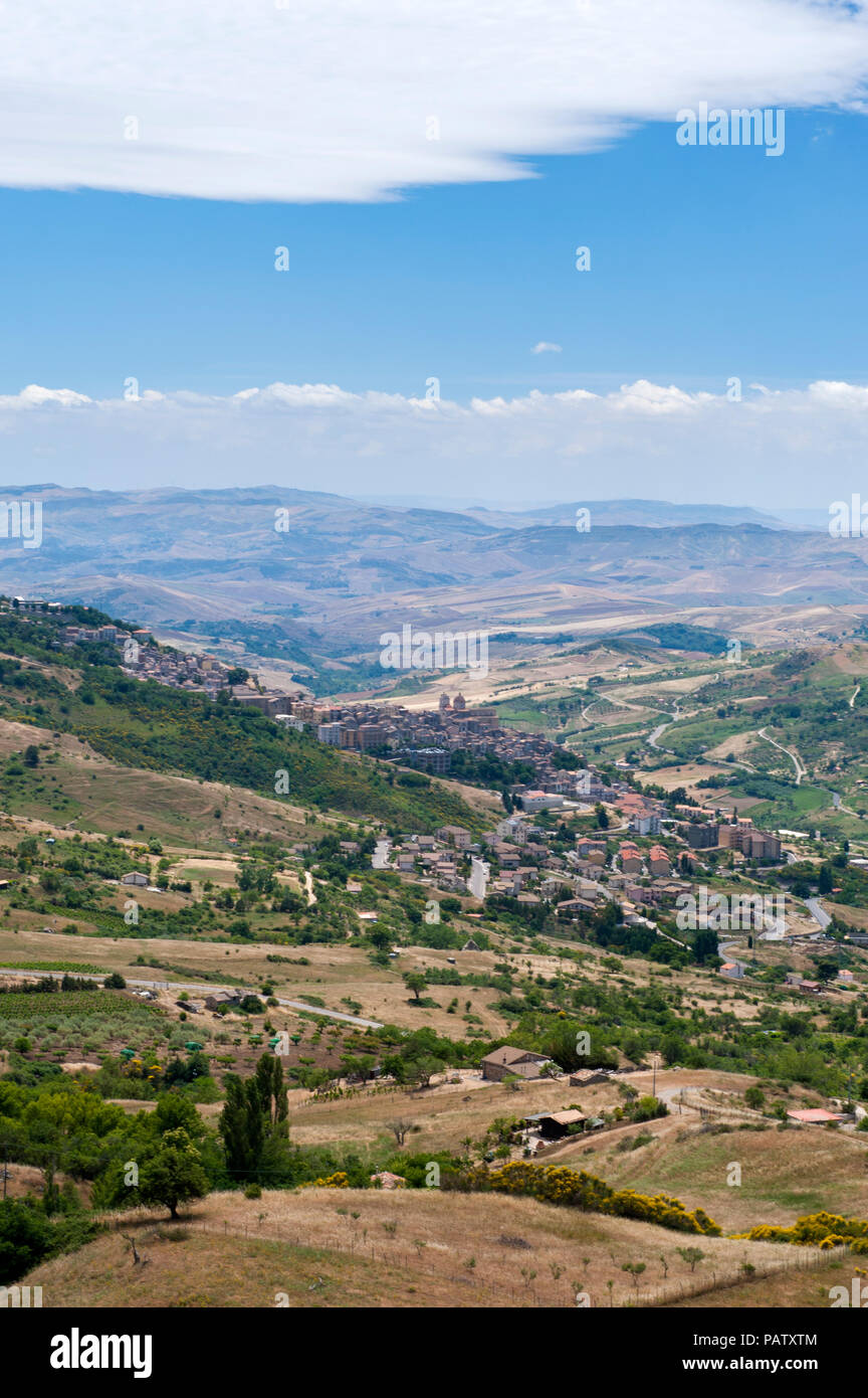 La vista sulla Sicilia centrale e il villaggio di Petralia Sottana dal Parco delle Madonie, una vasta riserva naturale e casa per le Madonie mountai Foto Stock