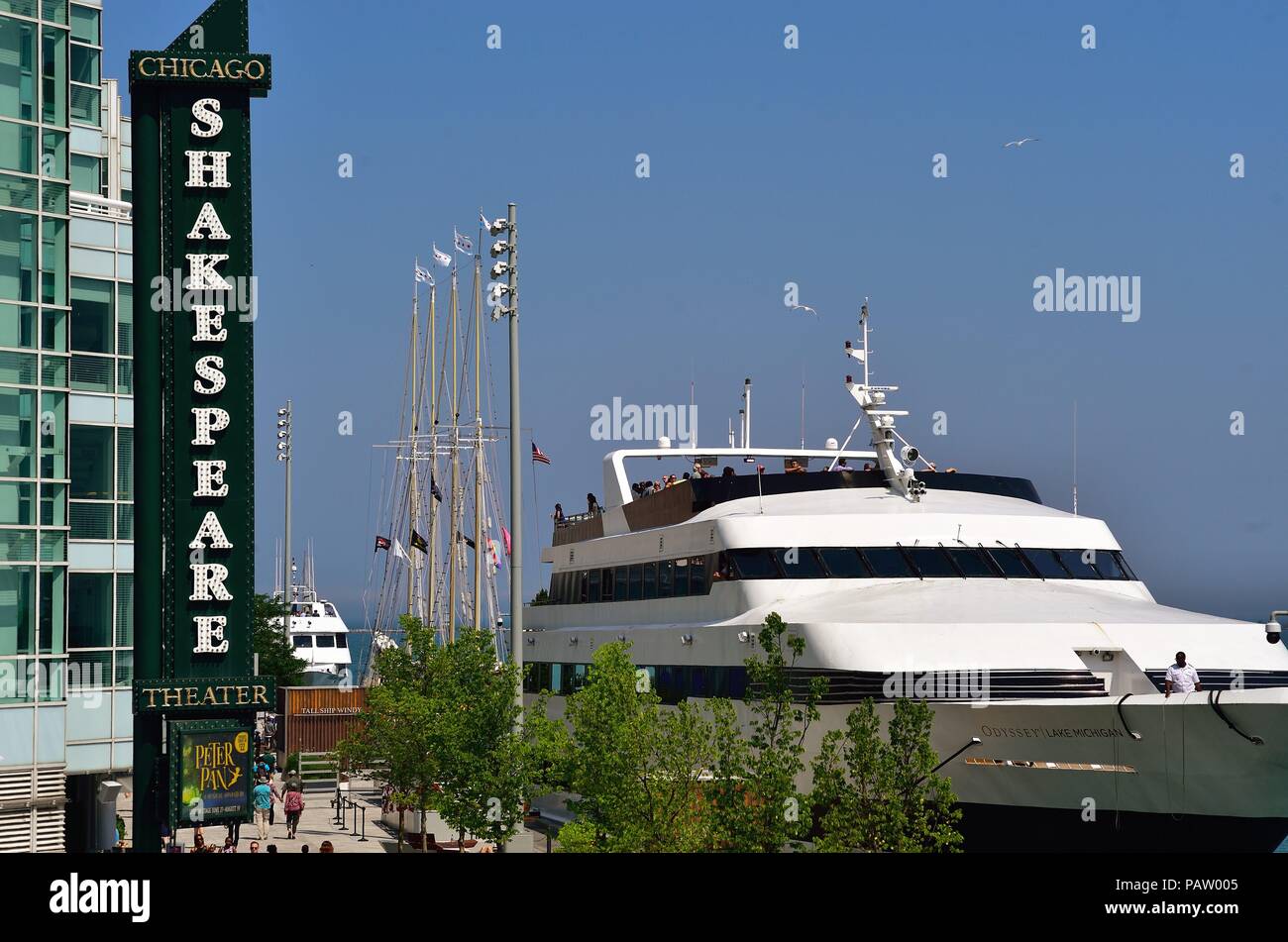 Chicago, Illinois, Stati Uniti d'America. Il Navy Pier, la città di attrazione numero uno che richiama i residenti e turisti, specialmente durante la stagione calda mesi. Foto Stock