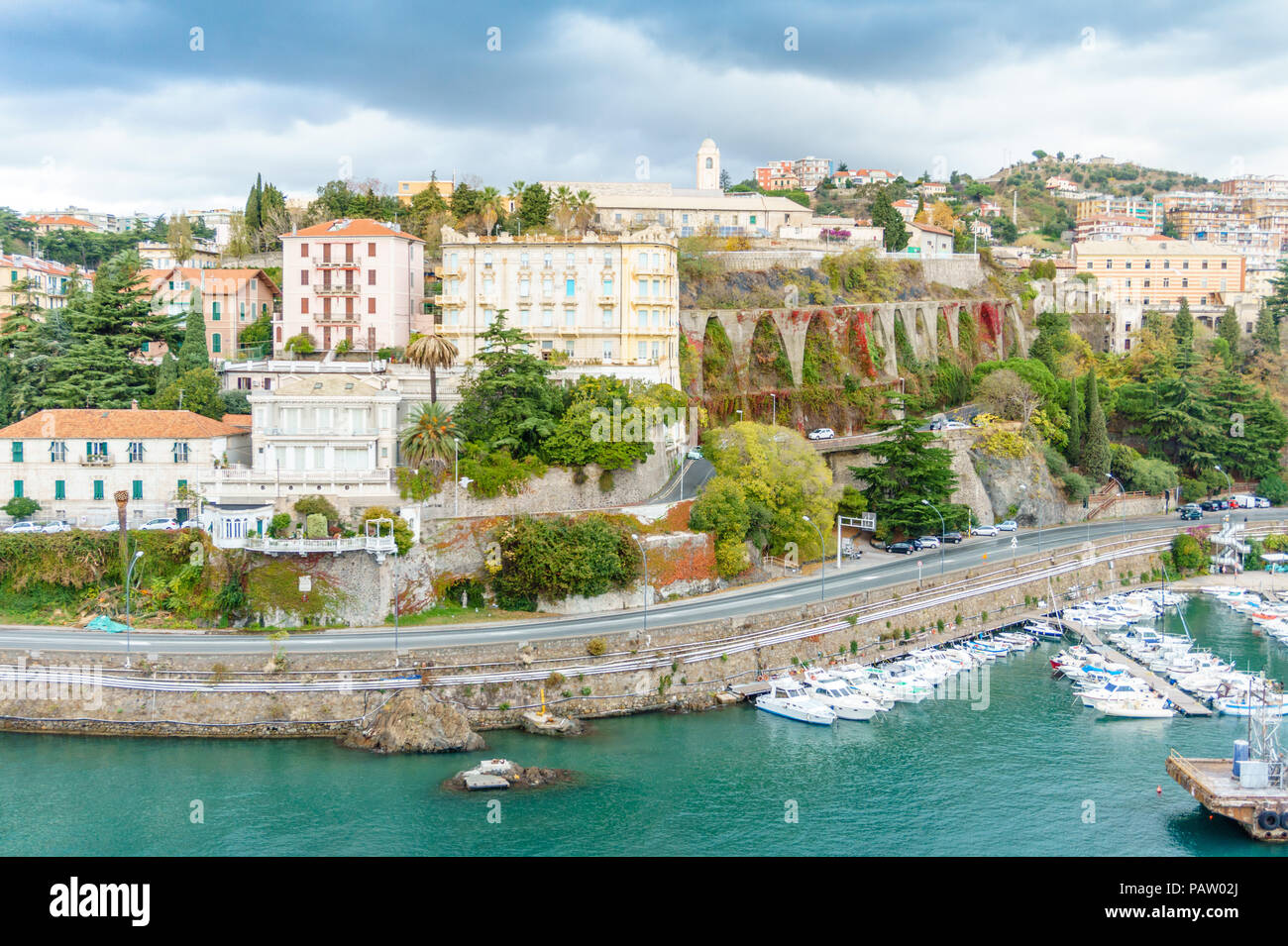 Riva del mare con il trasporto su strada e gli edifici vista superiore, Savona, Italia Foto Stock