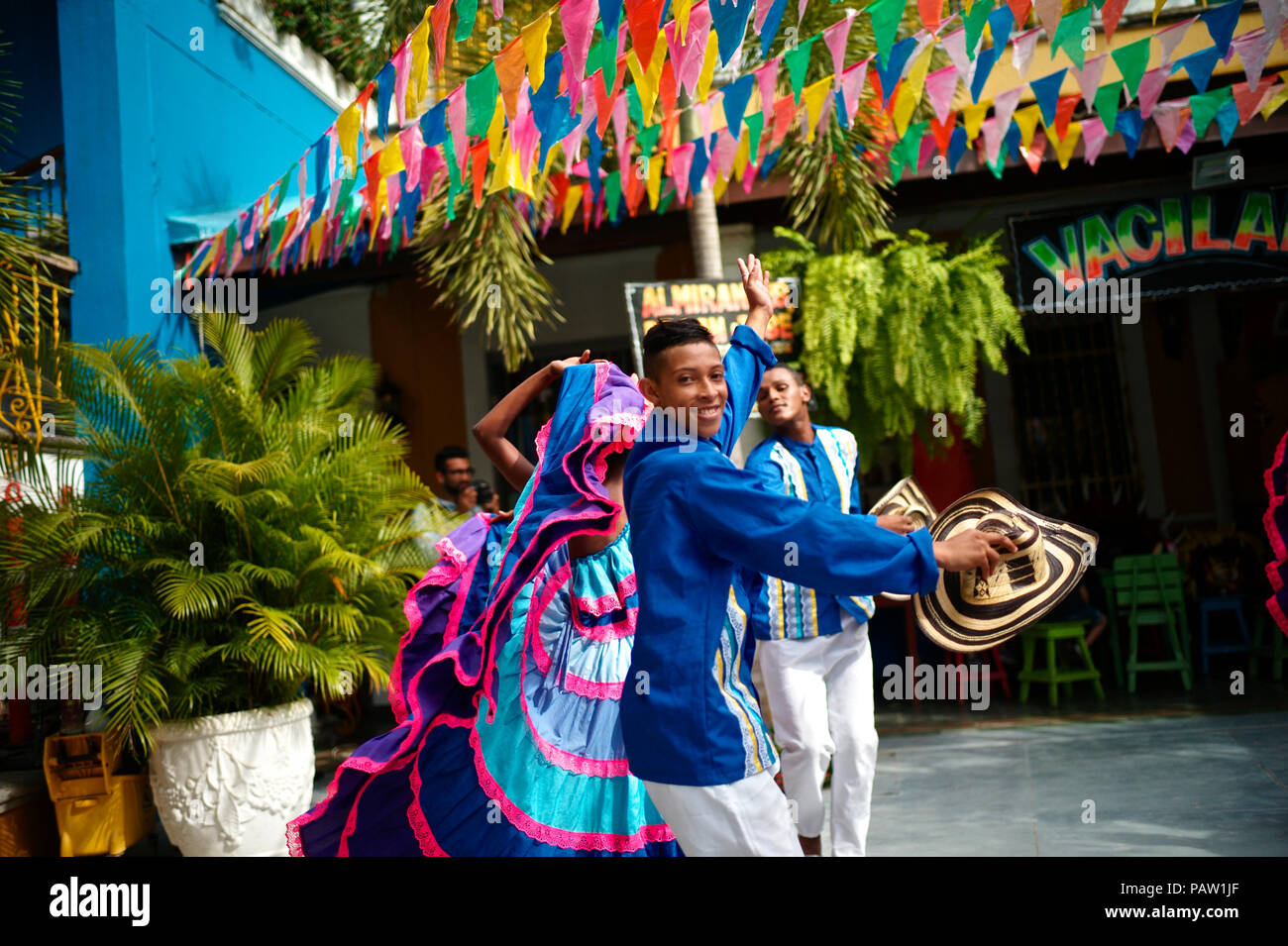 Gruppo tradizionale vestito che rappresentano i diversi stili di danza presente nel Caribe Colombiano Foto Stock