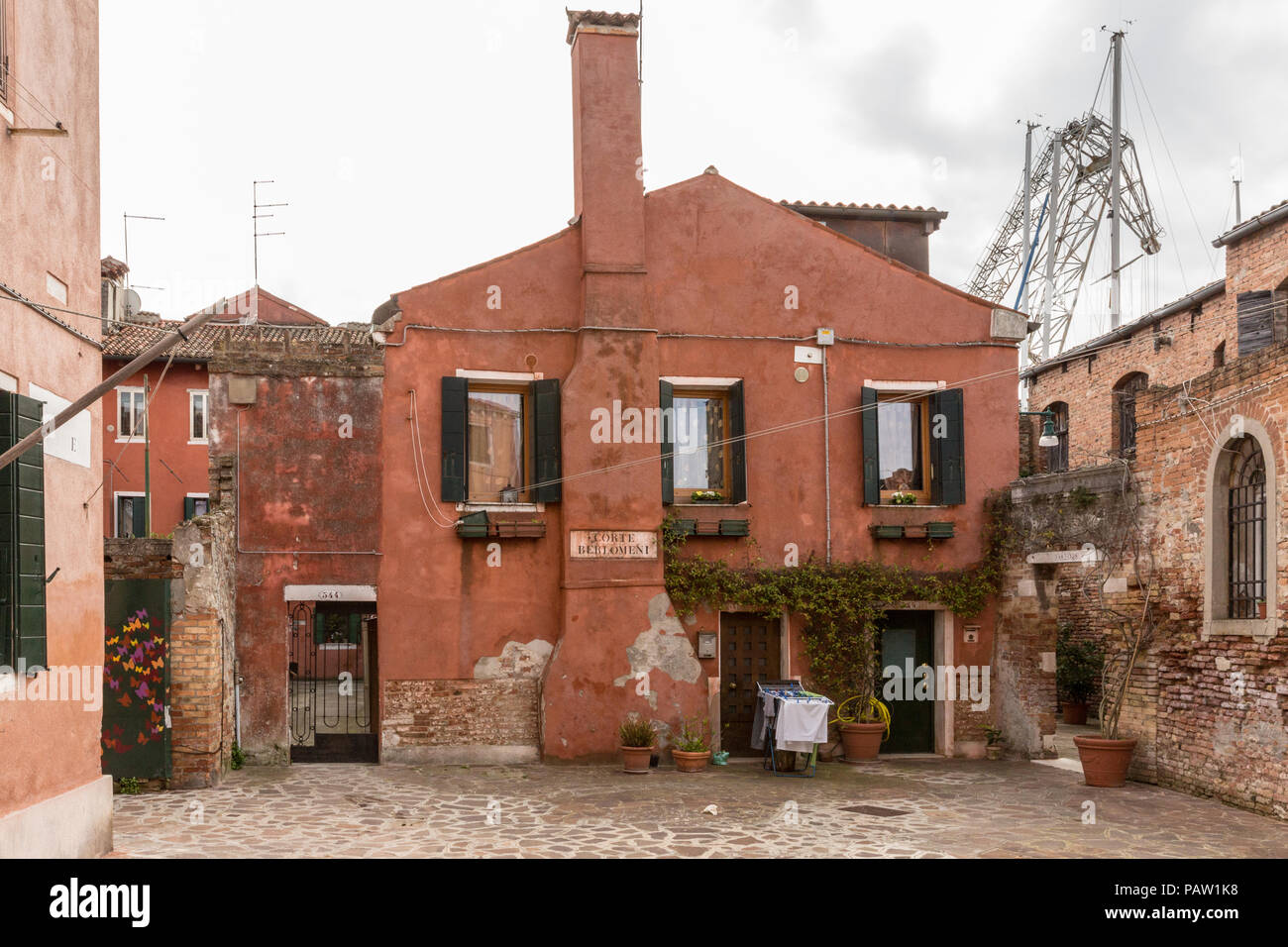 Edificio con grande ciminiera sulla Giudecca risultae vicino Venezia Foto Stock