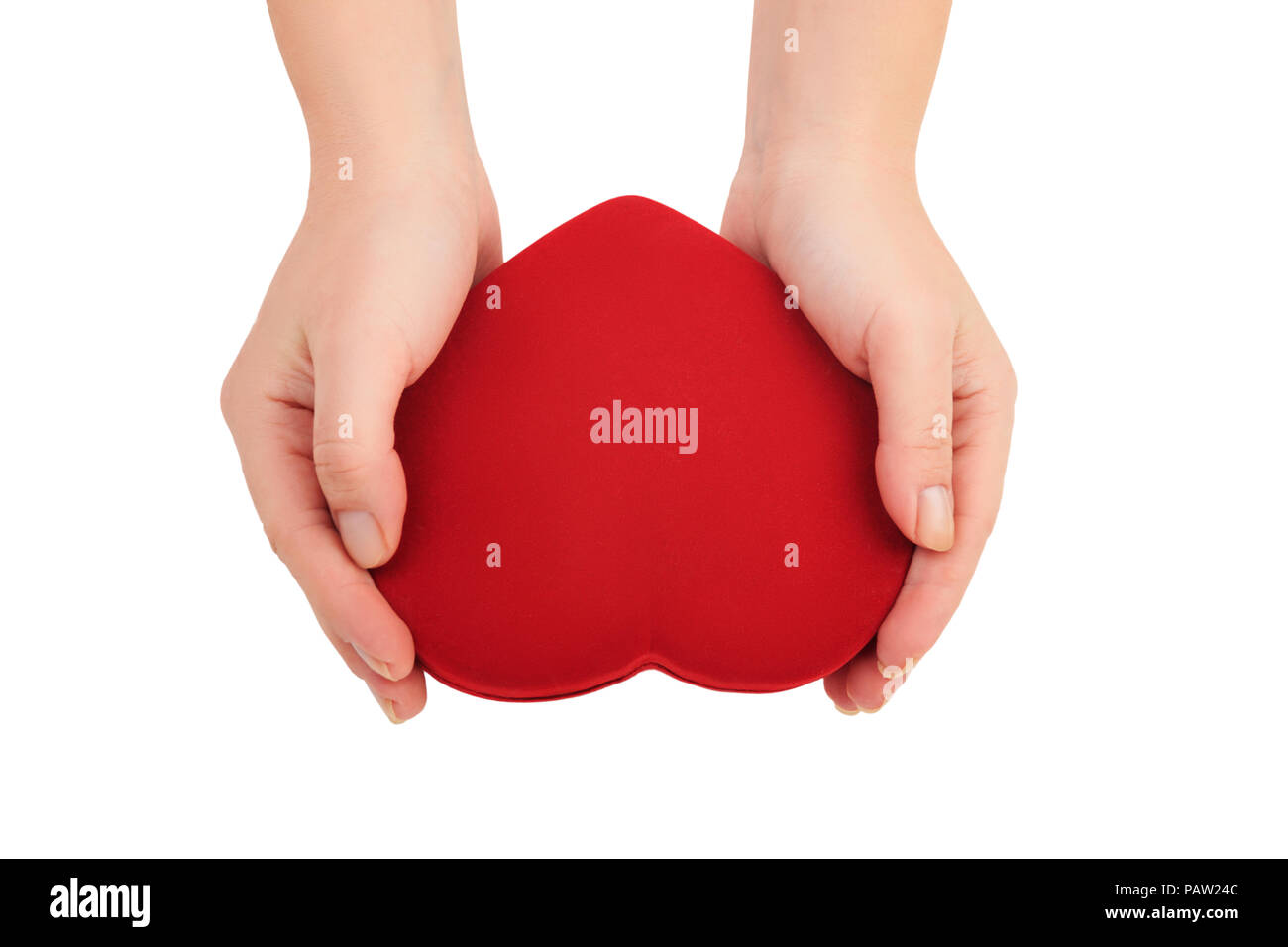 Mani luminose cuore rosso su sfondo bianco vista dall'alto. Amore, matrimonio, impegno, il giorno di San Valentino concetto Foto Stock